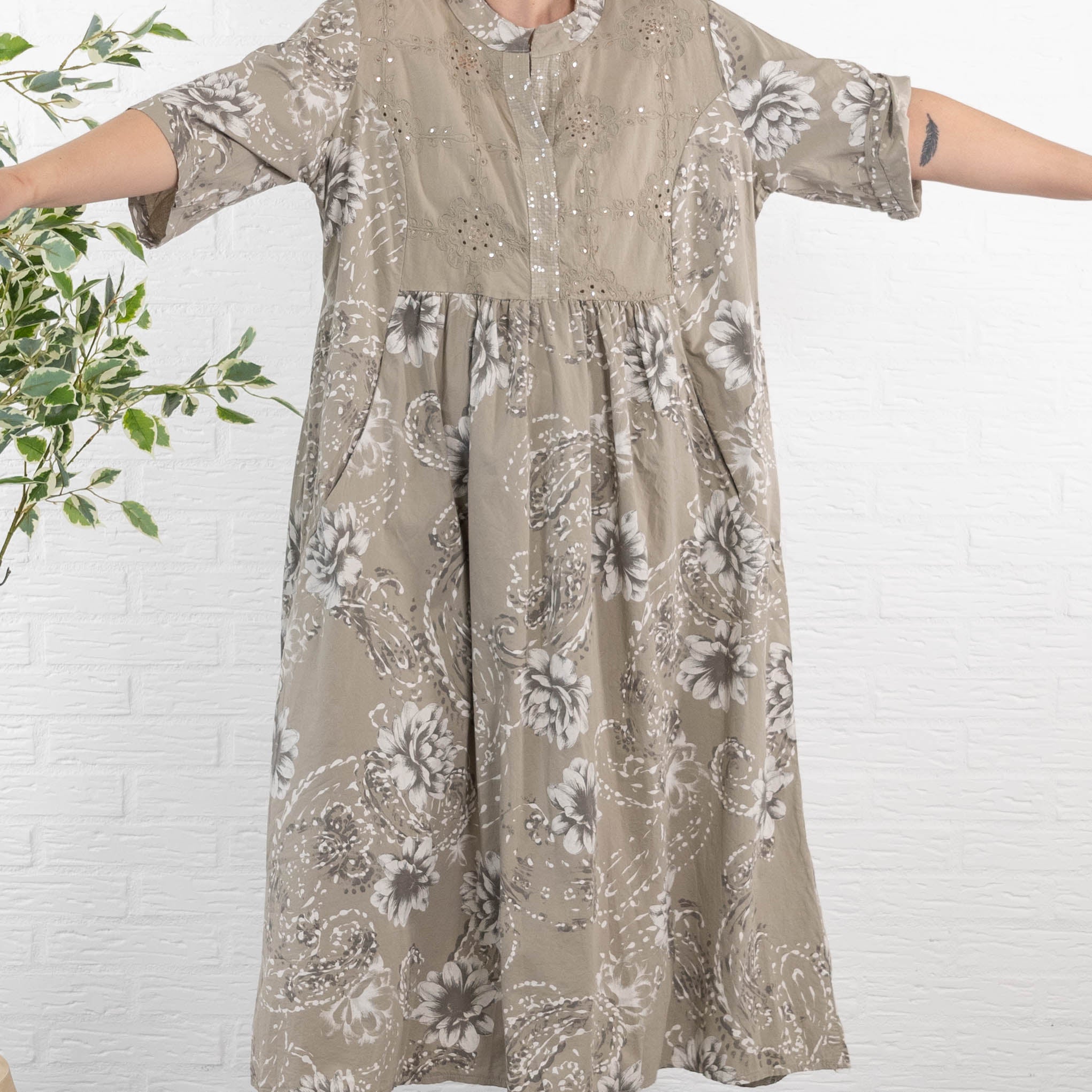 Shakira kjole, Taupe