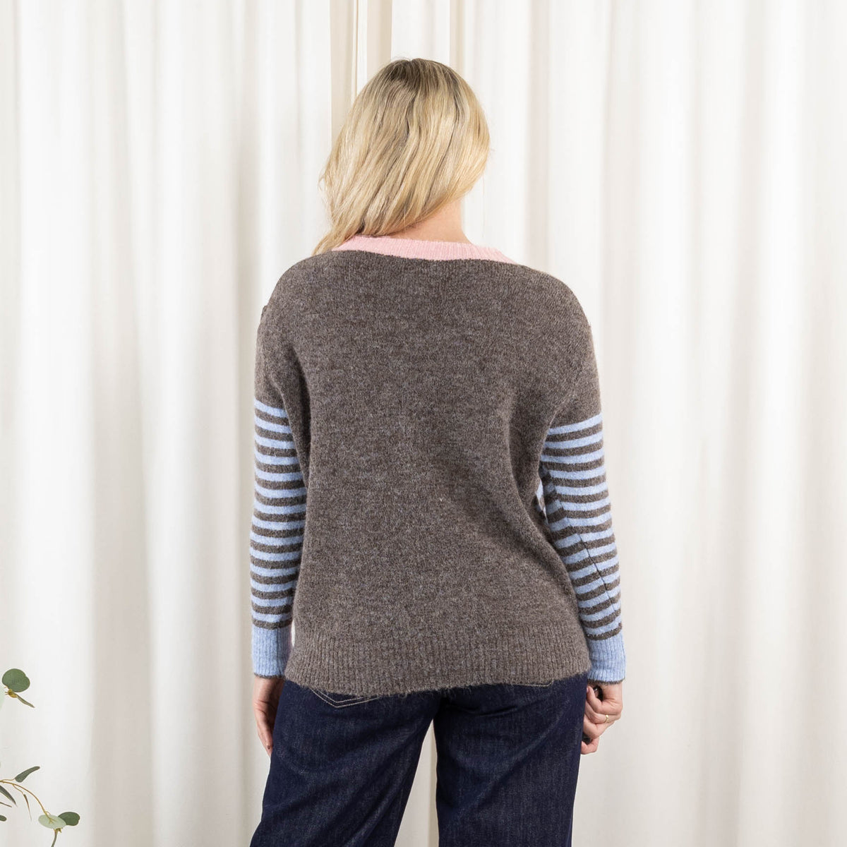 Delia strik, Taupe