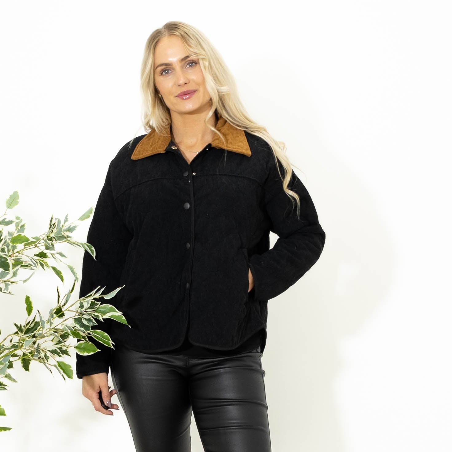 Tyra fløjlsjakke, Sort