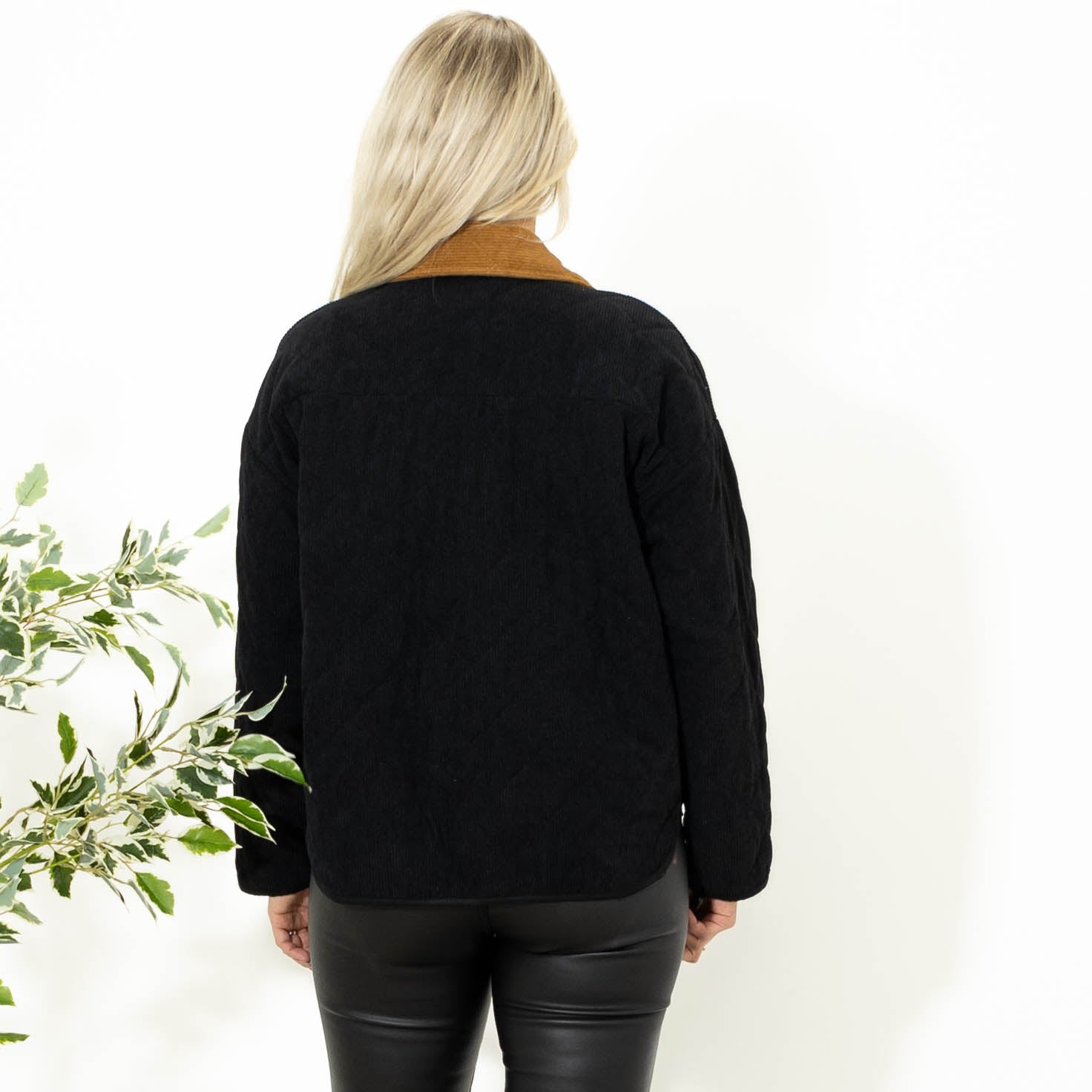 Tyra fløjlsjakke, Sort