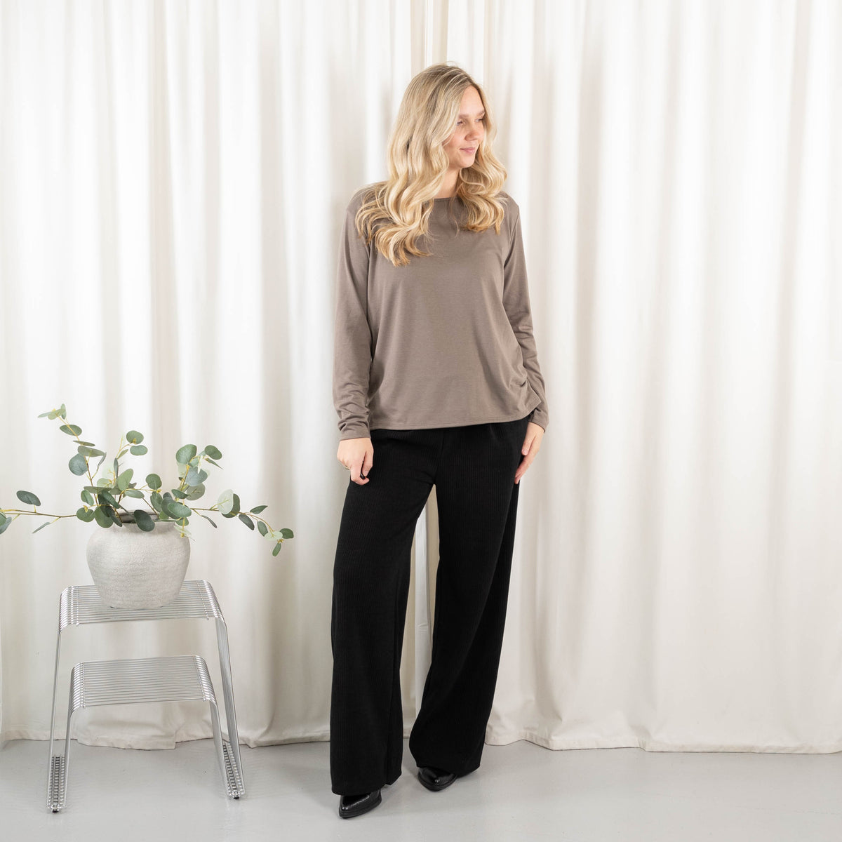 Mary overdel, Taupe