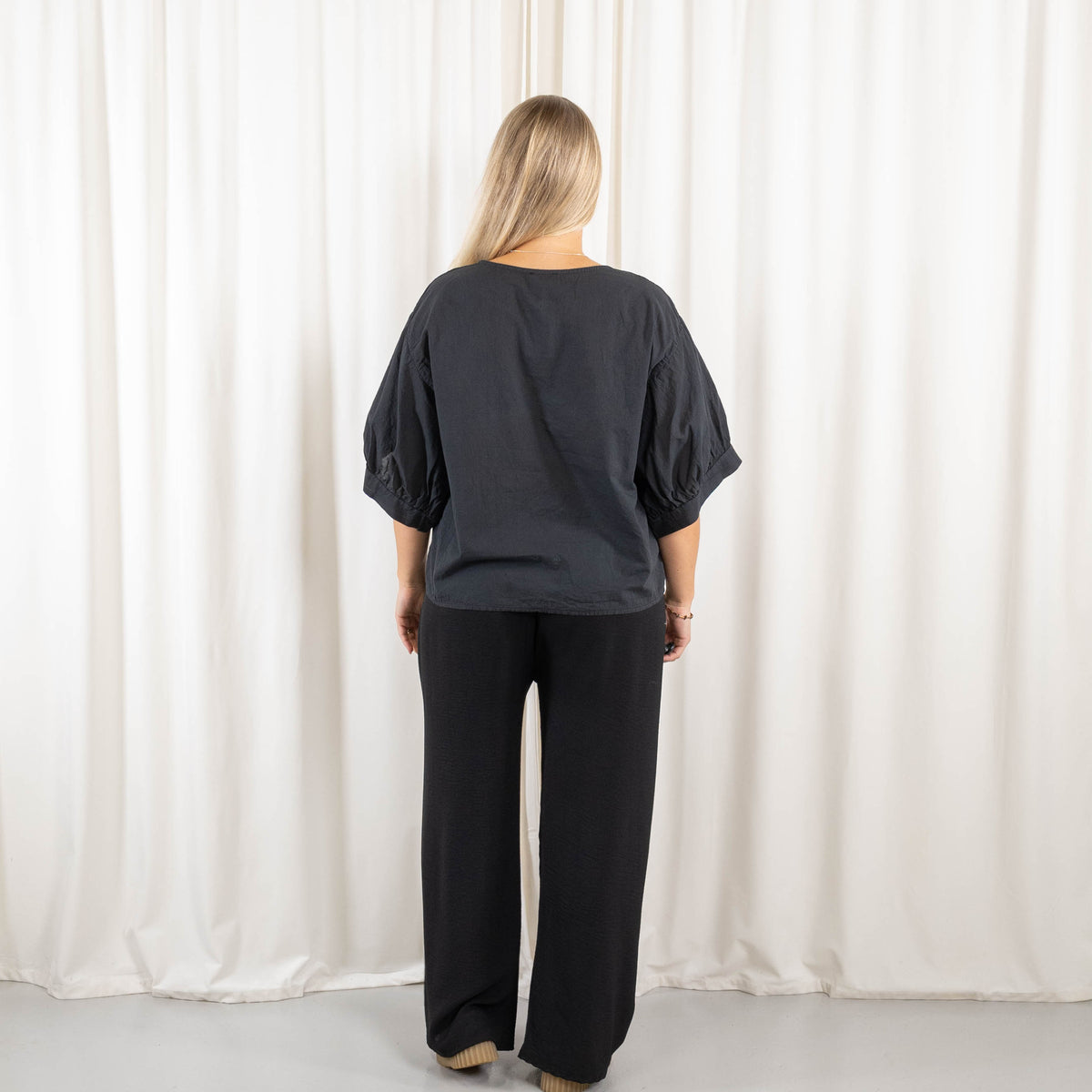 Gina overdel, Sort