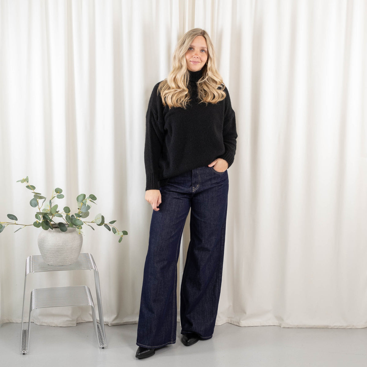 Camilla strik, Sort