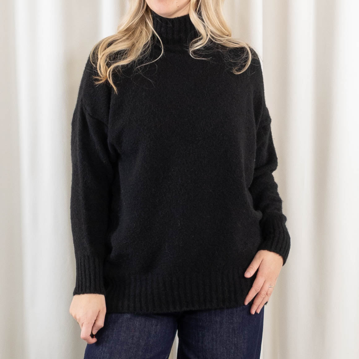 Camilla strik, Sort