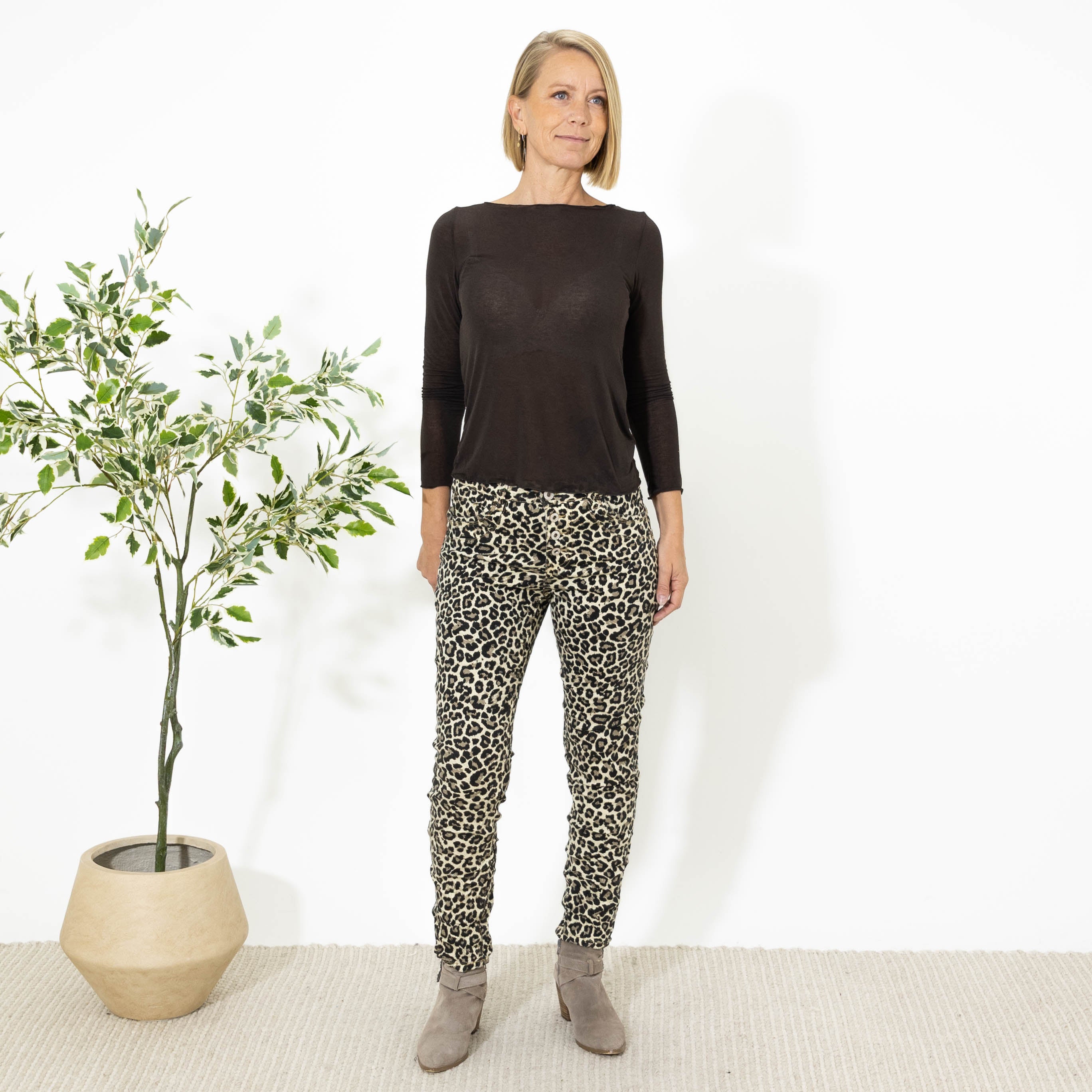 Renee karostar bukser, Leopard