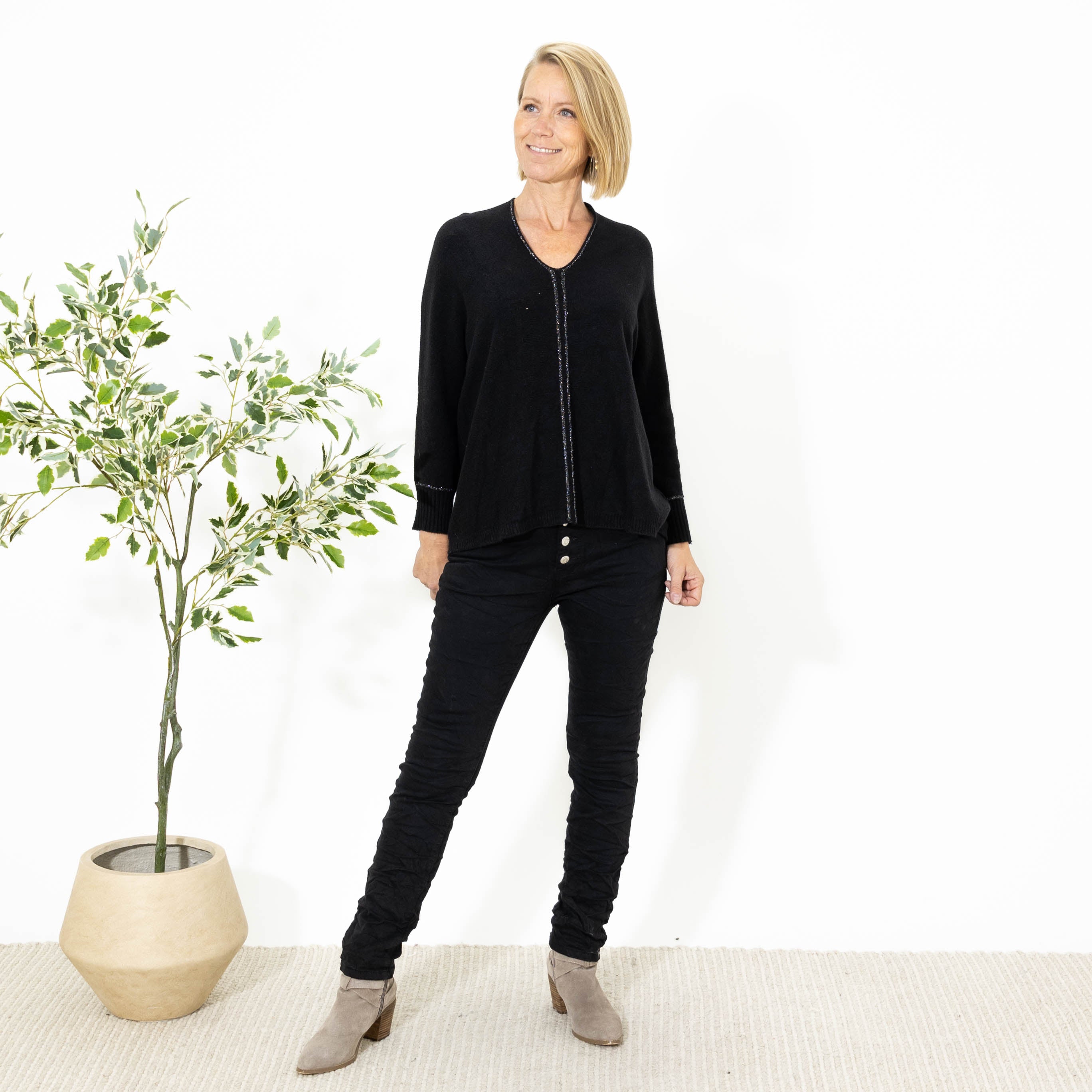 Jean v-hals strik, Sort