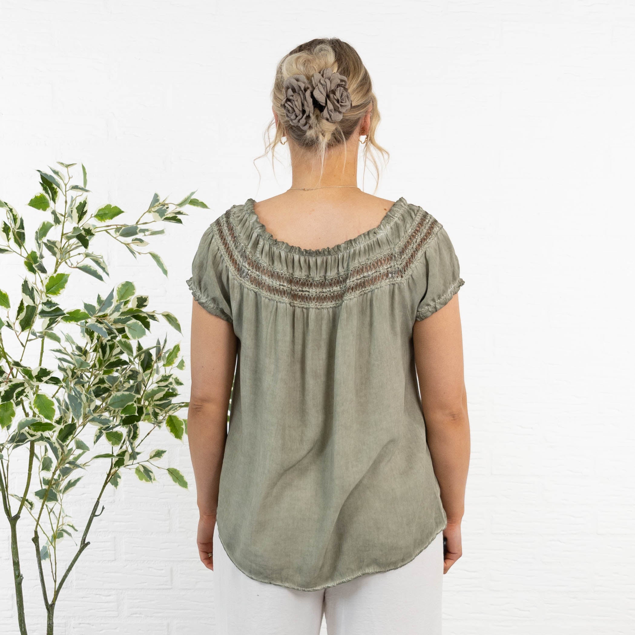 Lillian overdel, Khaki