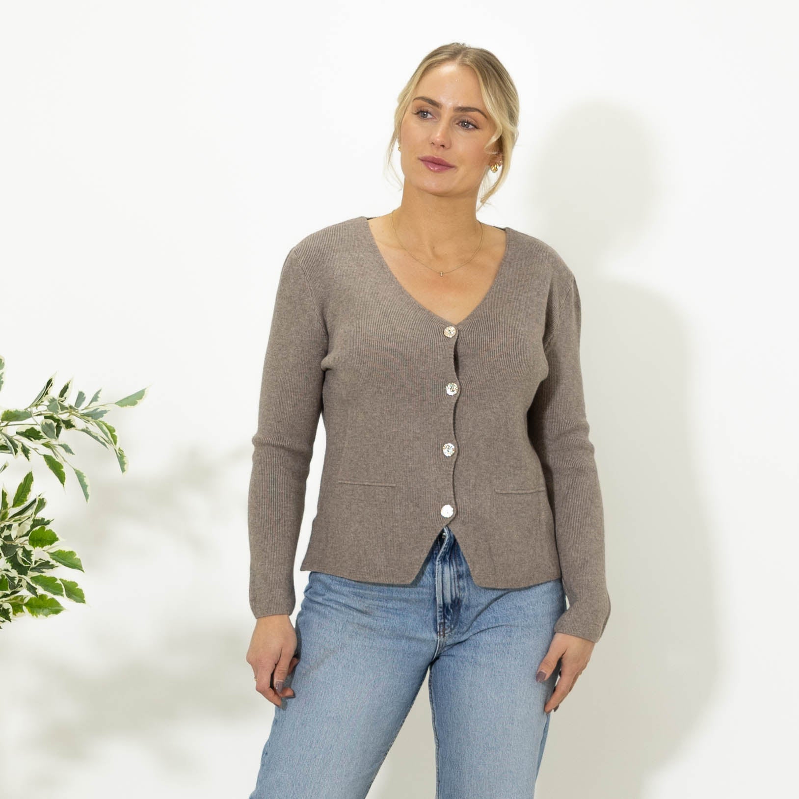 Sonja strik m. guldknapper, Taupe