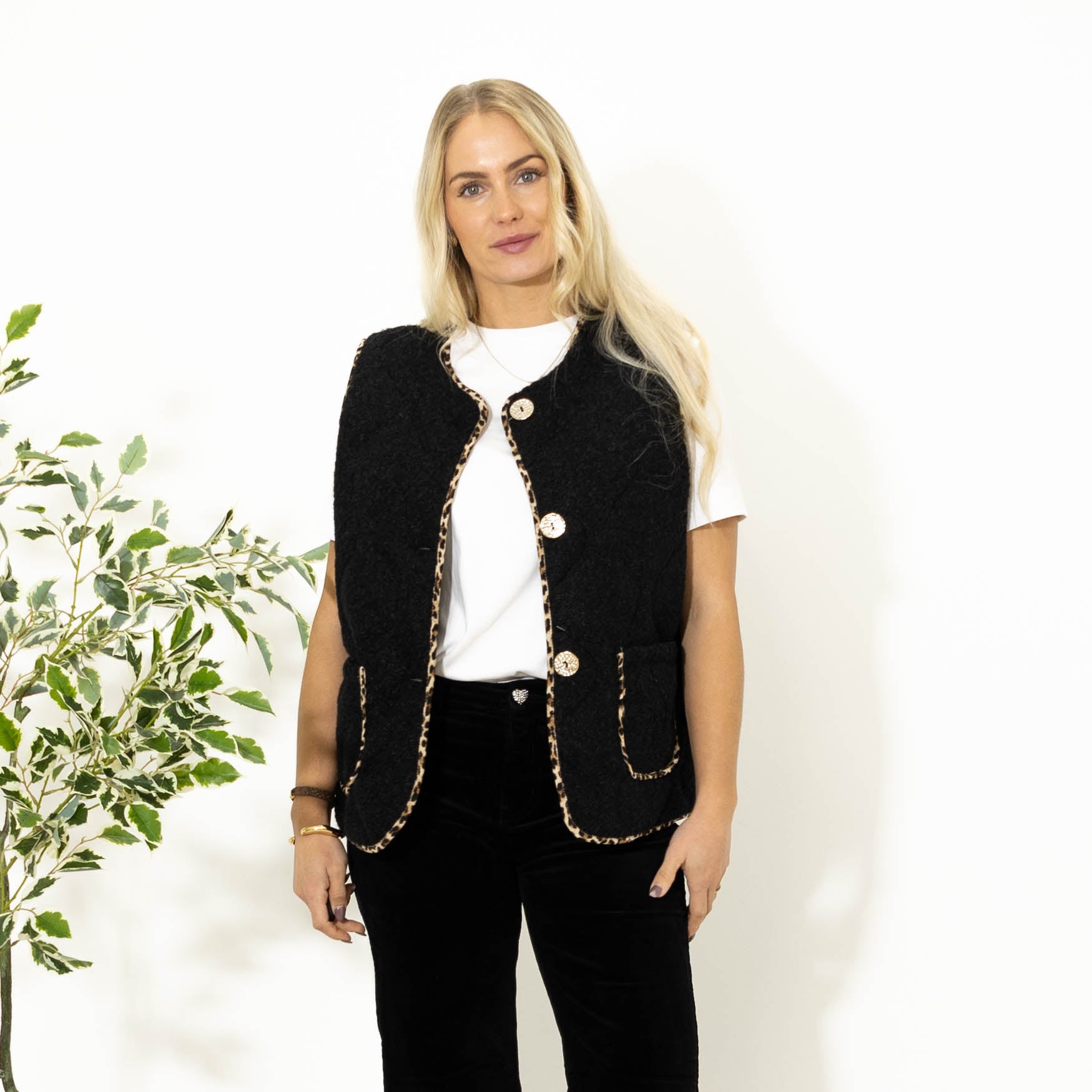 Lizzy strikvest, Sort