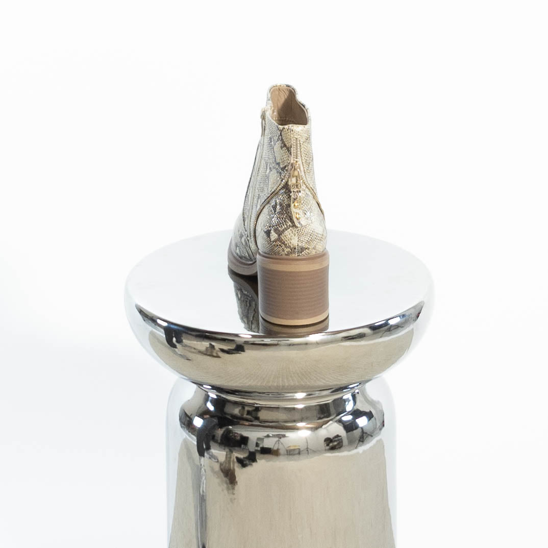 Dagmar slangeskinds støvle, Guld