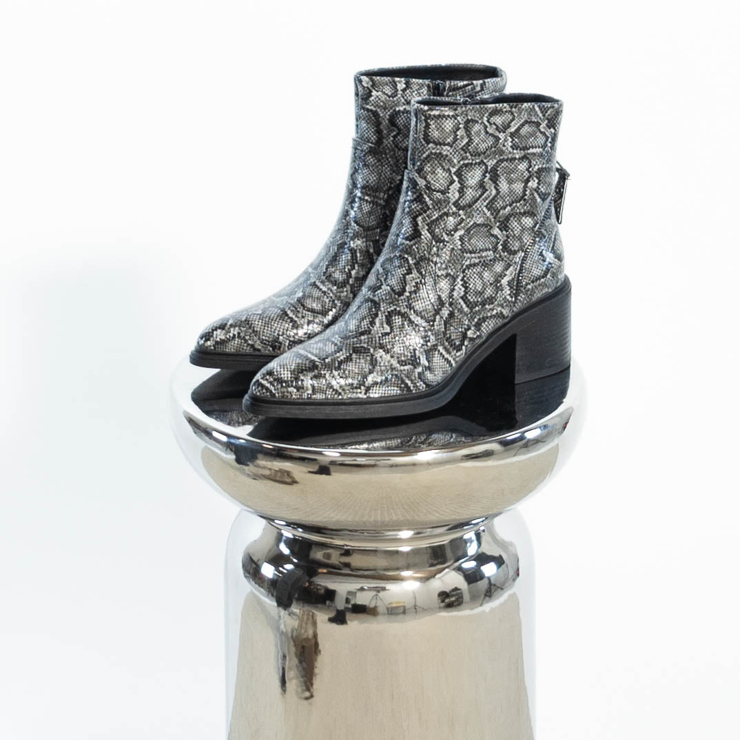 Dagmar slangeskinds støvle, Grå