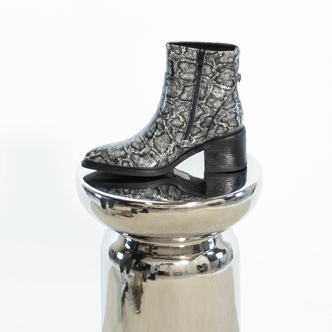 Dagmar slangeskinds støvle, Grå
