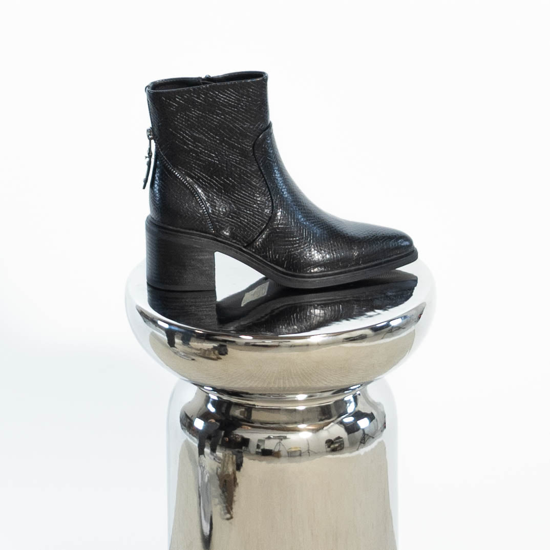 Dagmar slangeskinds støvle, Sort