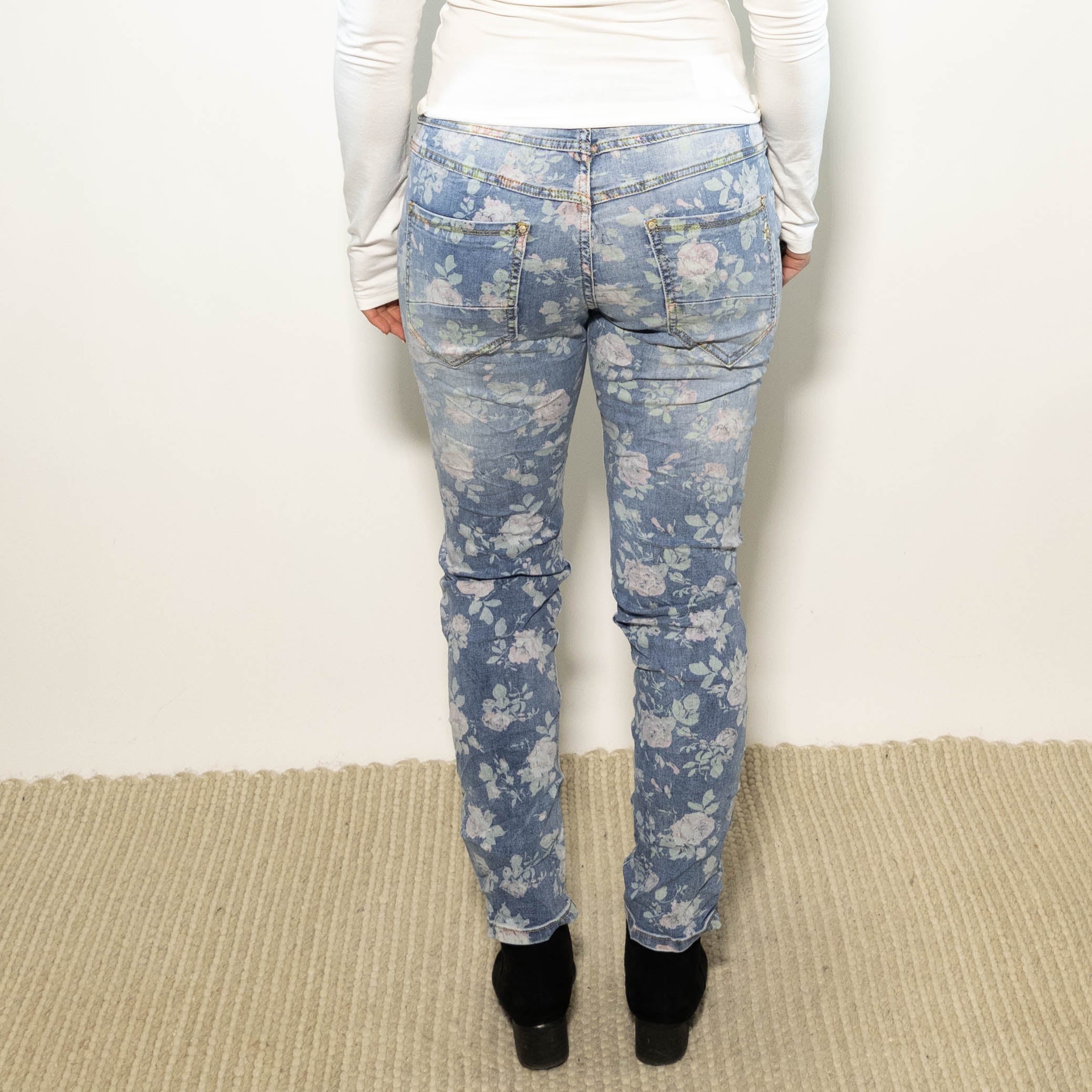 Rose karostar jeans, Lysvask