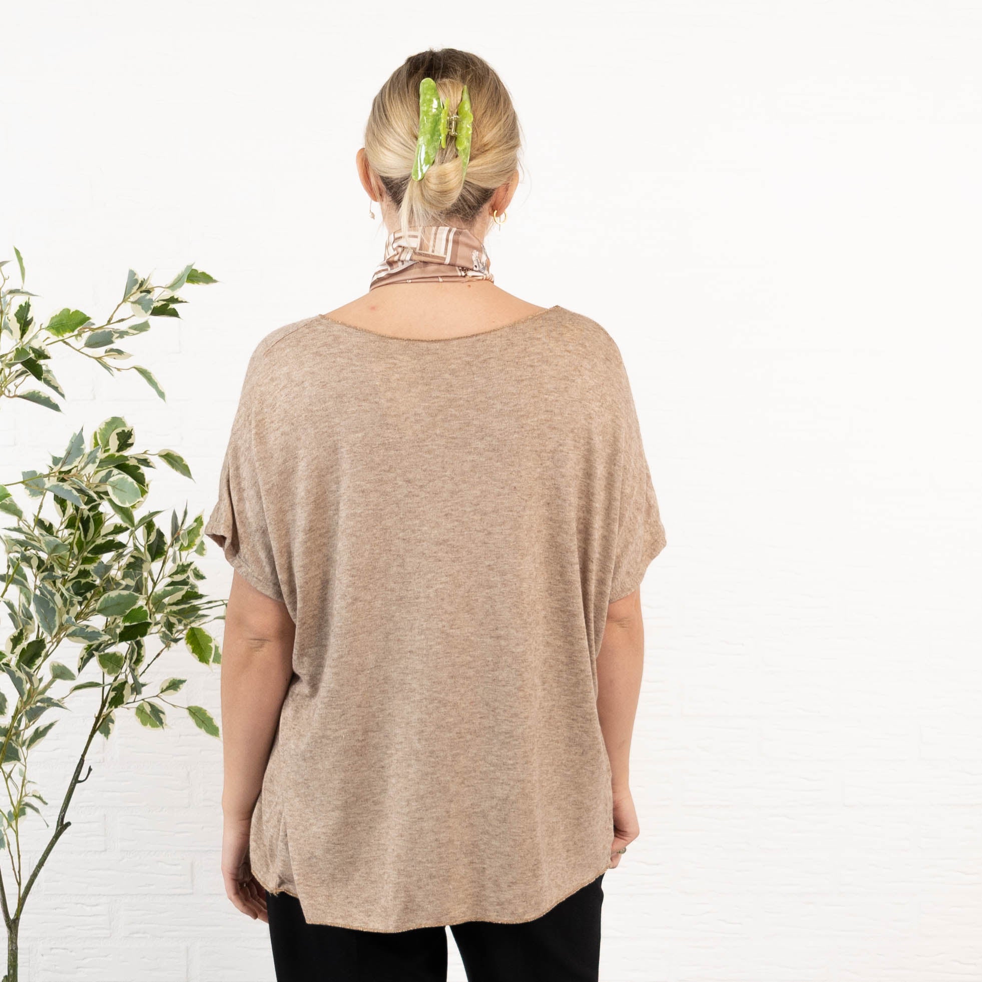 Scarlet strik, Taupe