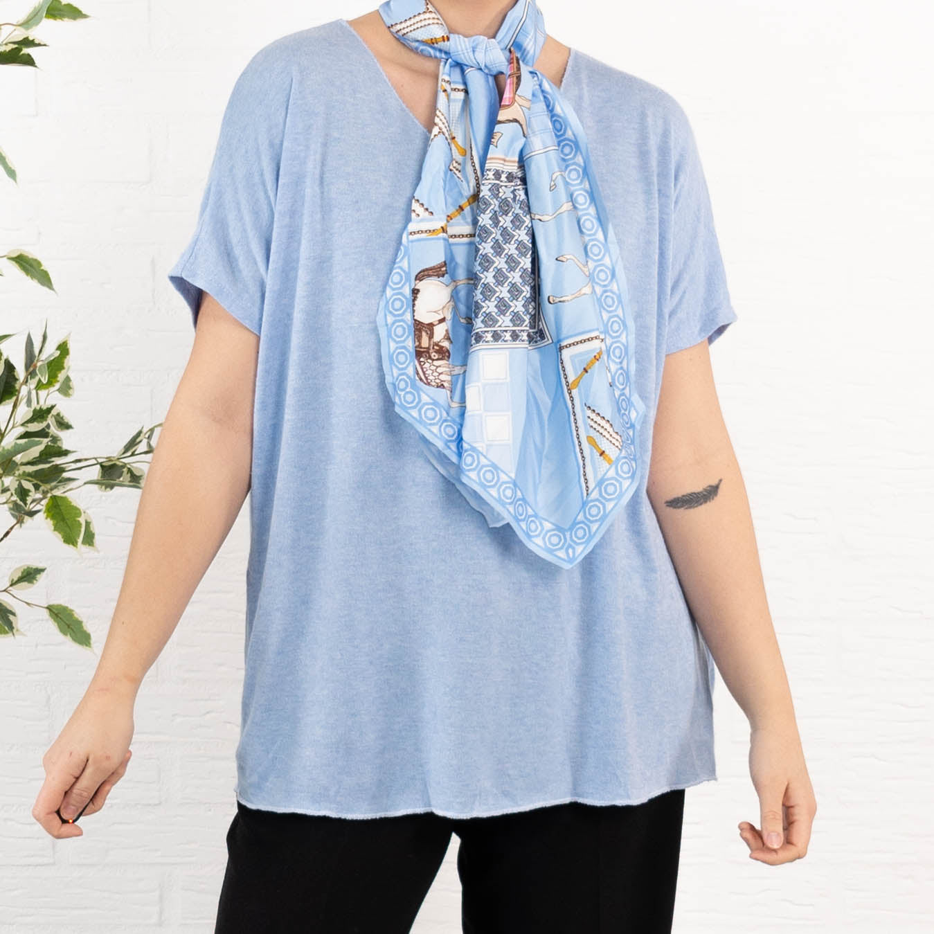 Scarlet strik, Lyseblå