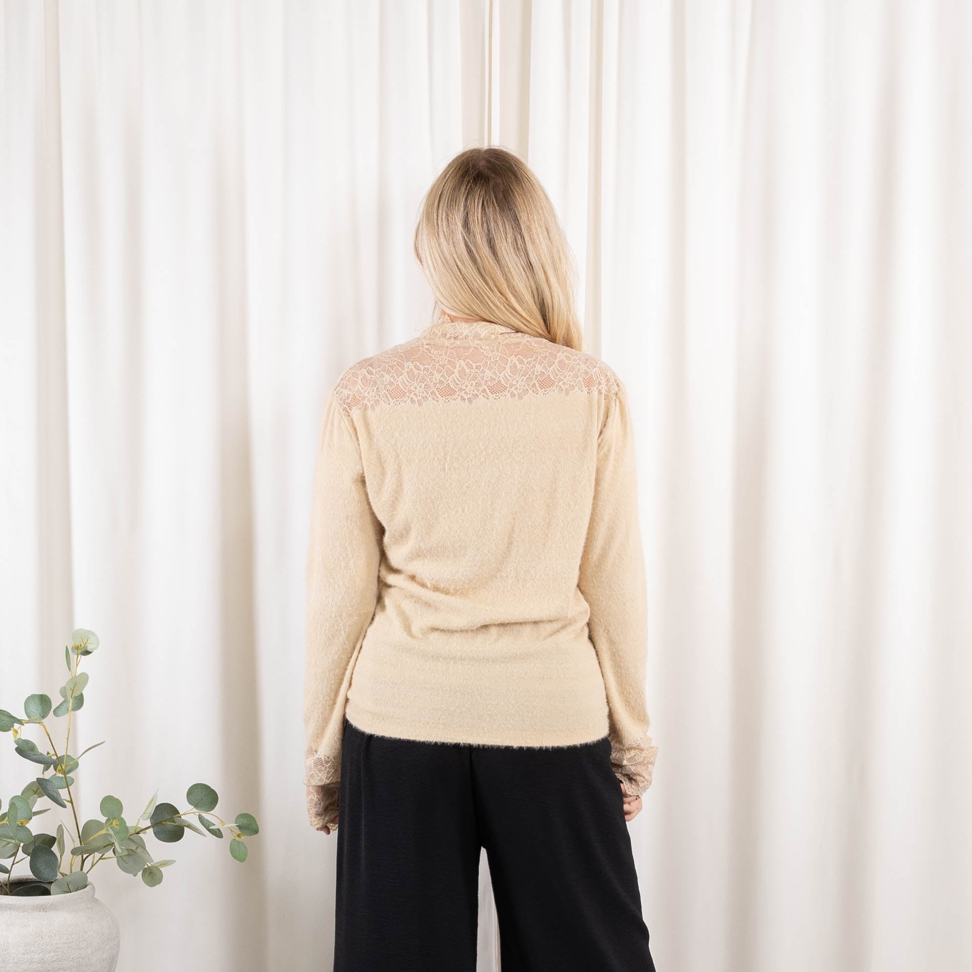 Jill overdel, Beige