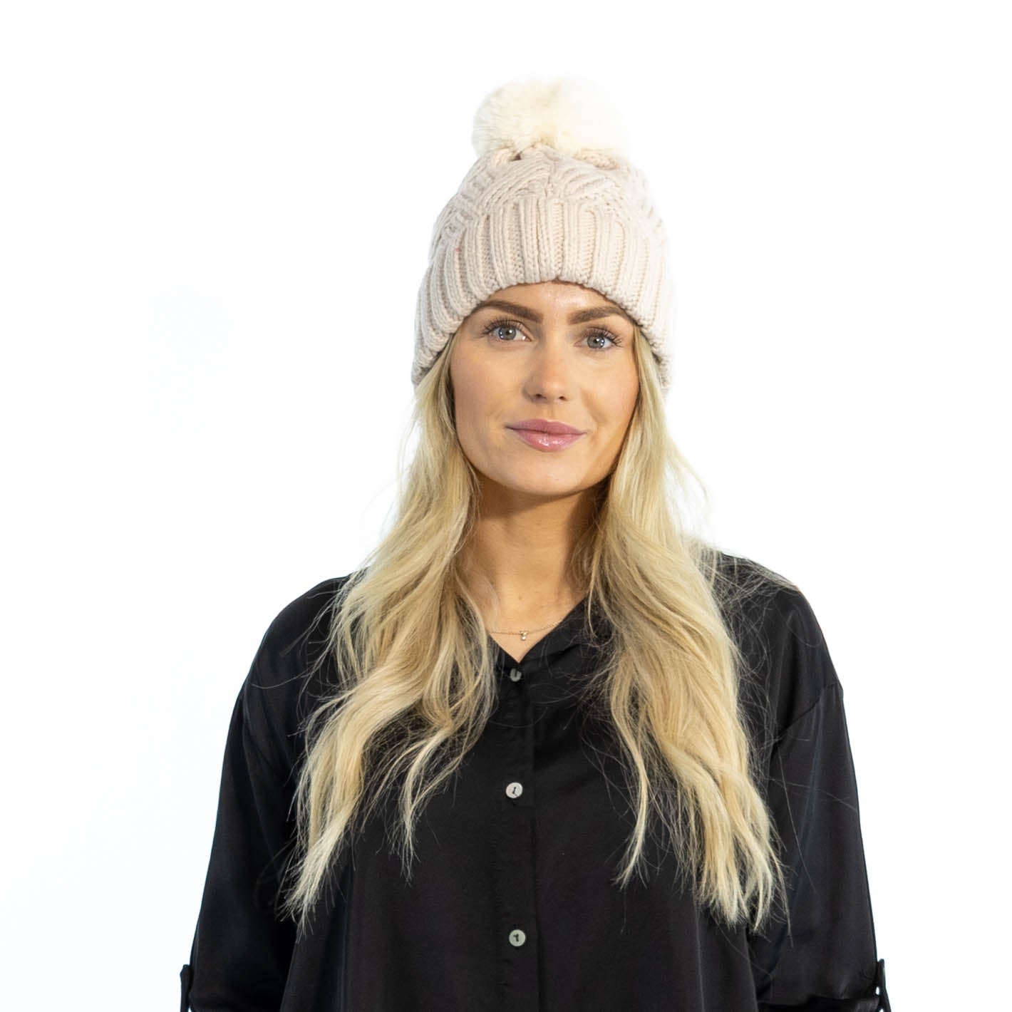 Sari grovstrikket hue, Beige