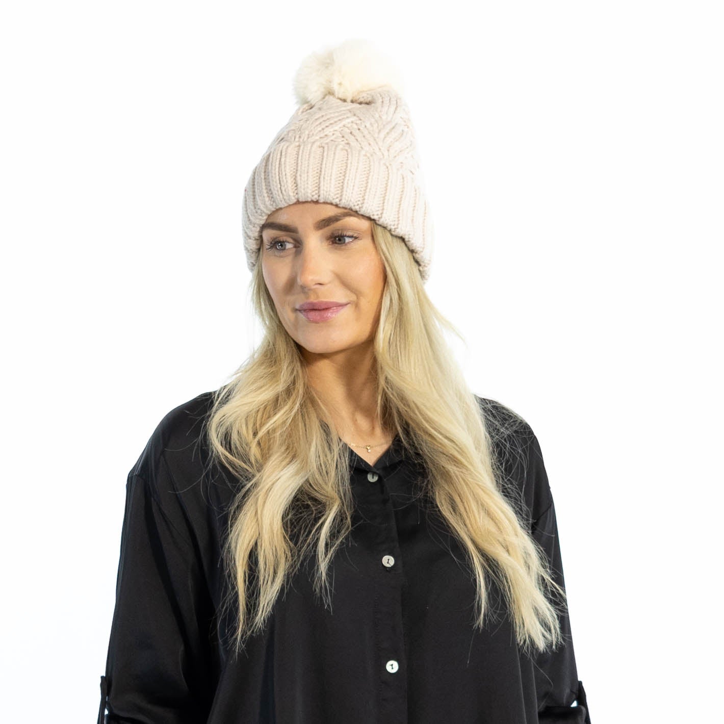 Sari grovstrikket hue, Beige