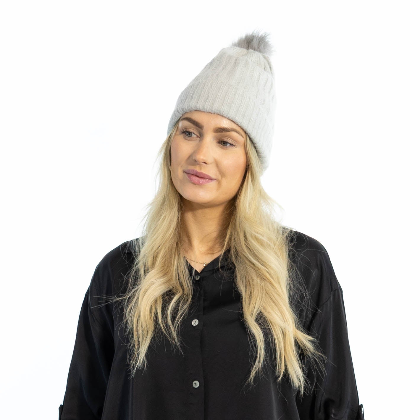 Ulla ribstrikket hue, Grå