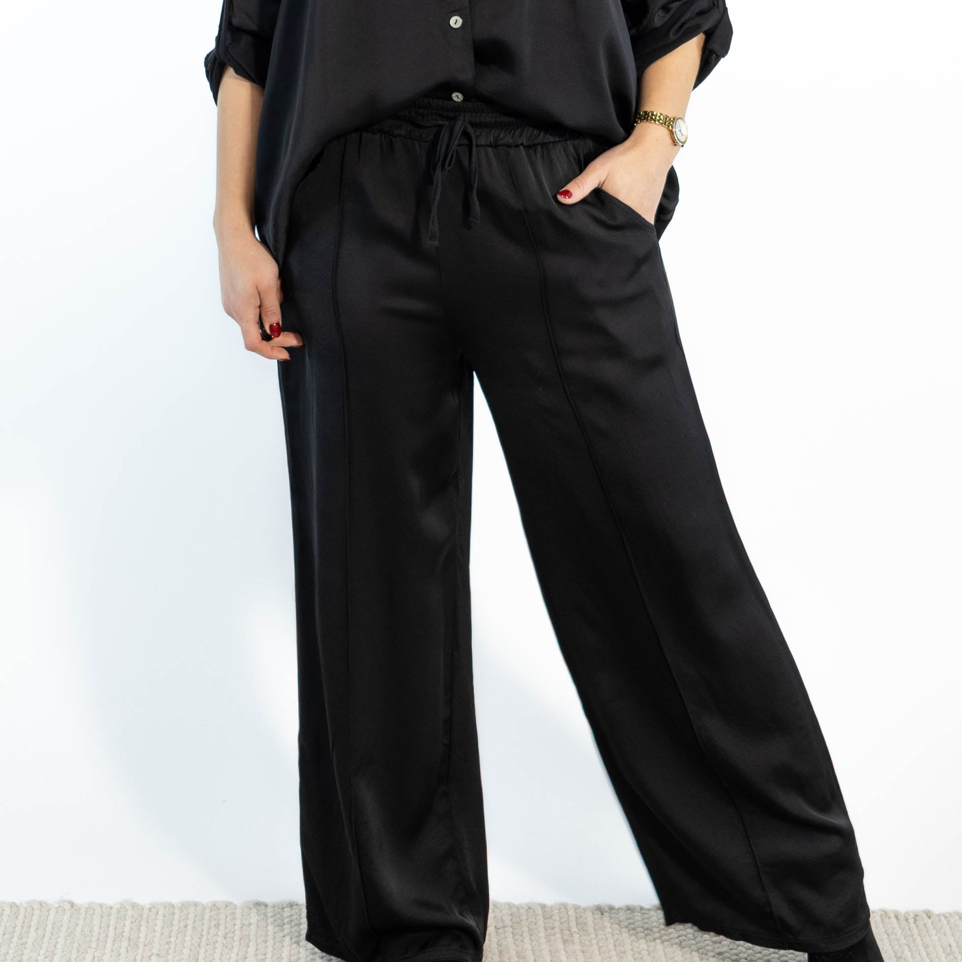 Amanda bredbenet bukser, Sort