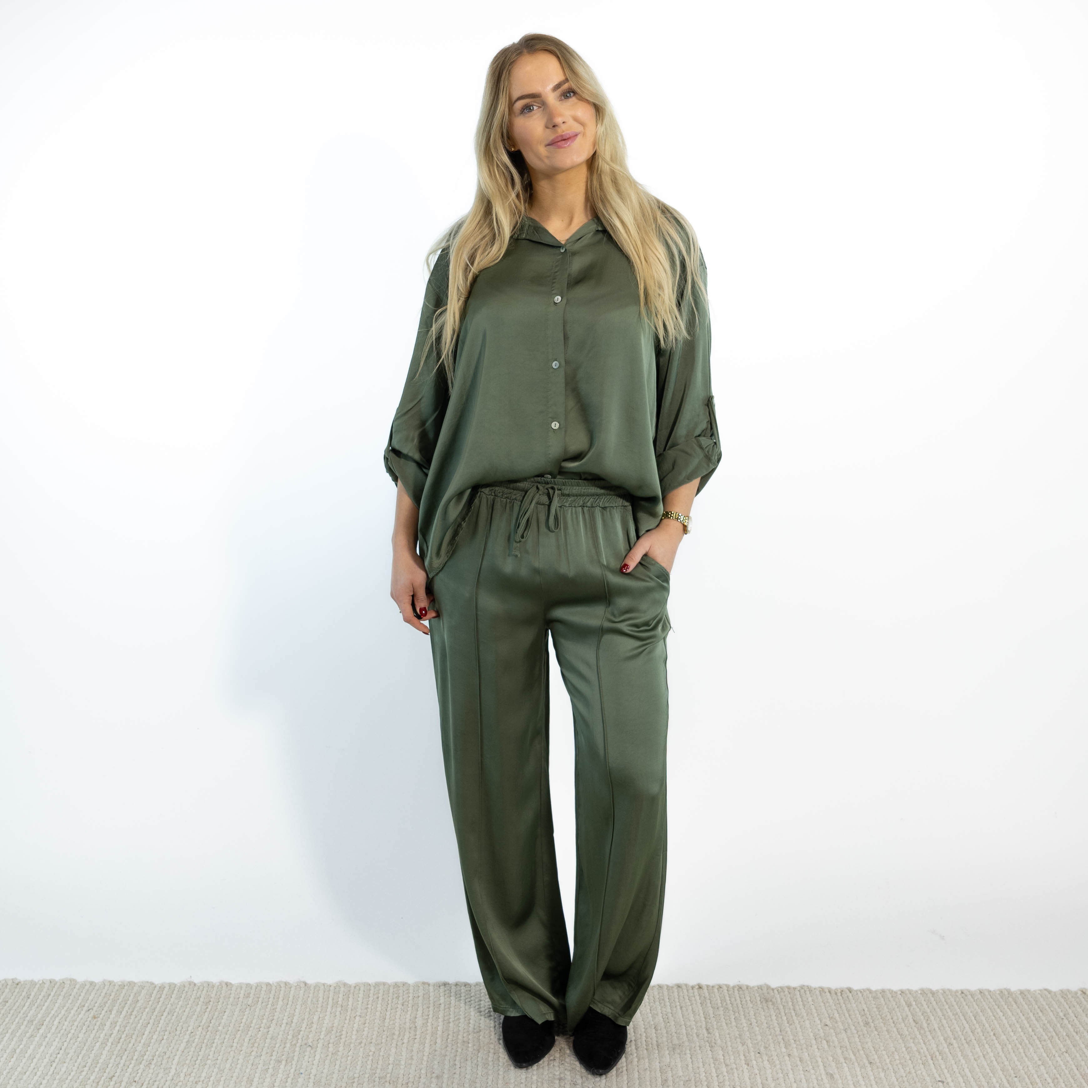 Amanda bredbenet bukser, Khaki