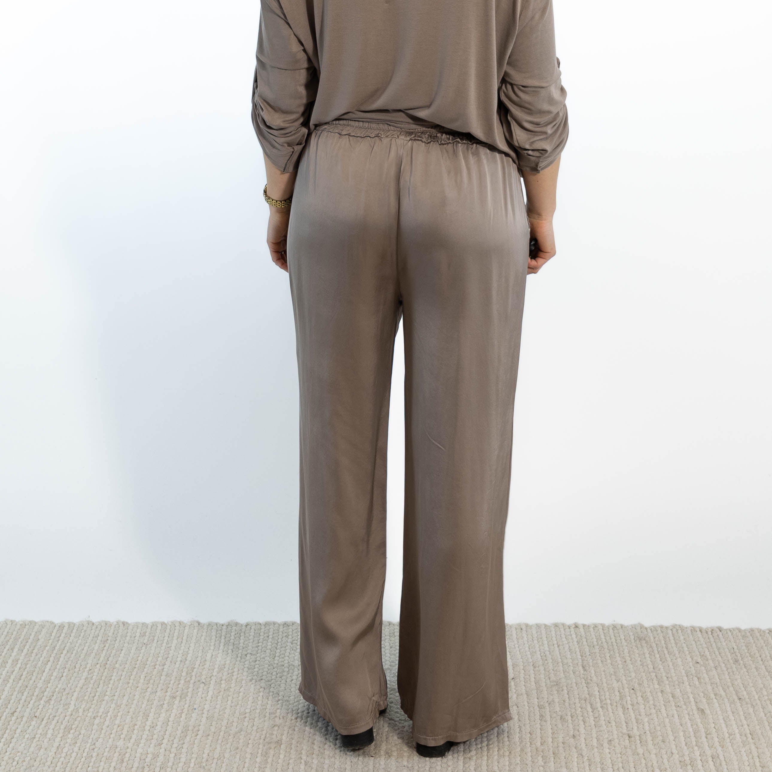 Amanda bredbenet bukser, Taupe