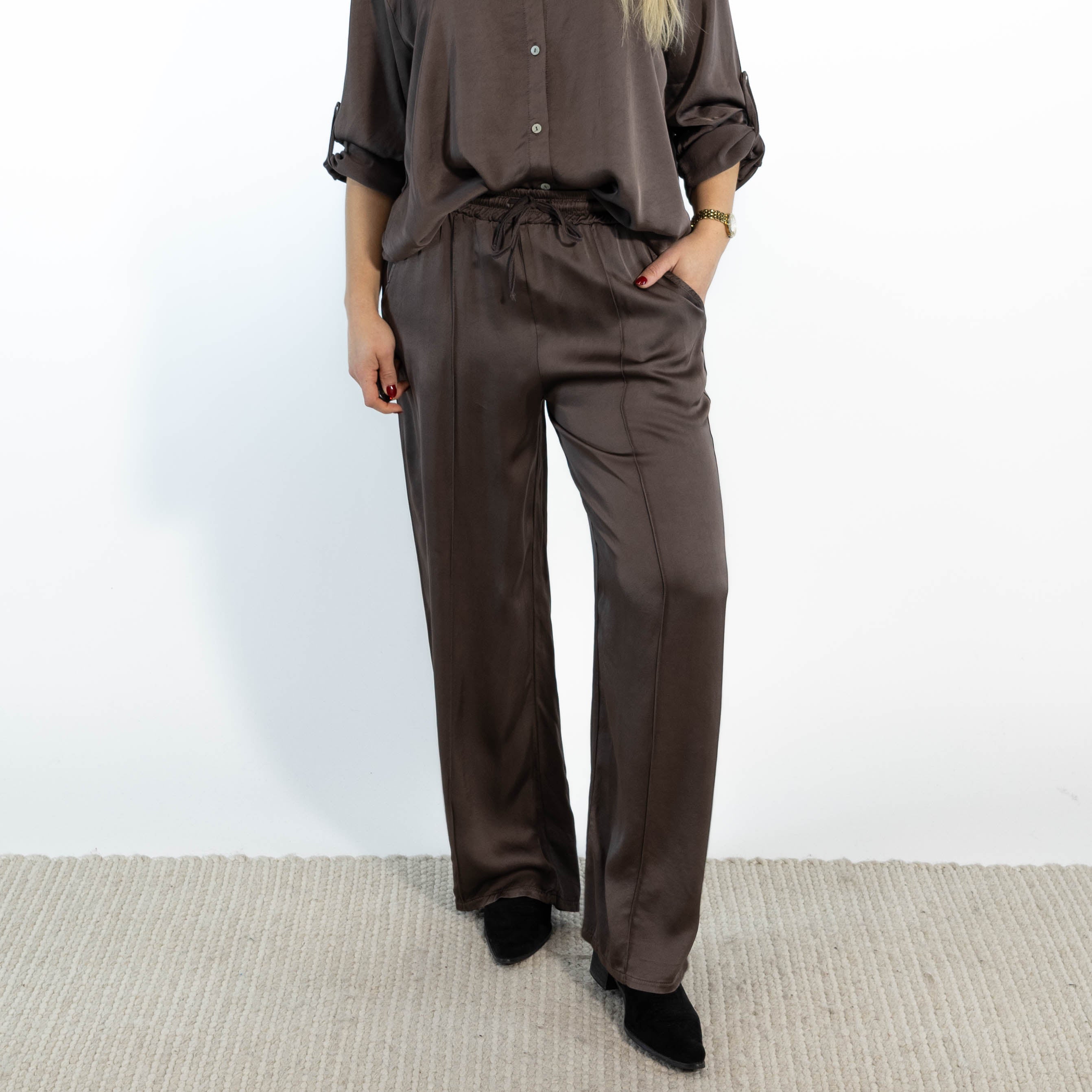 Amanda bredbenet bukser, Choko