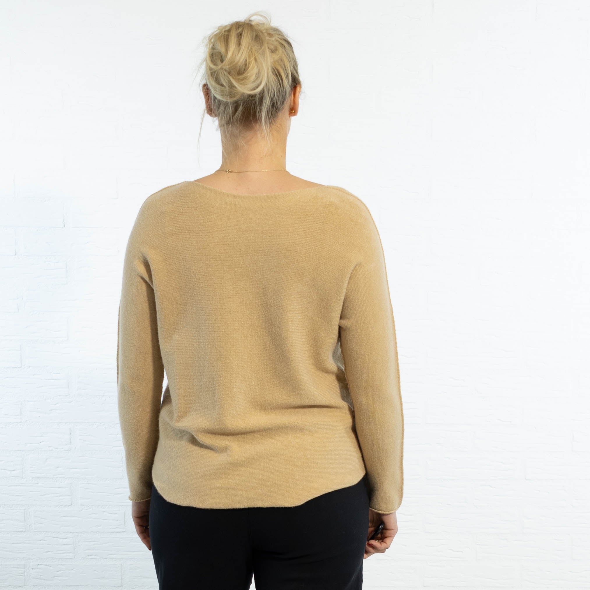 Klara rundhals strik, Lys camel