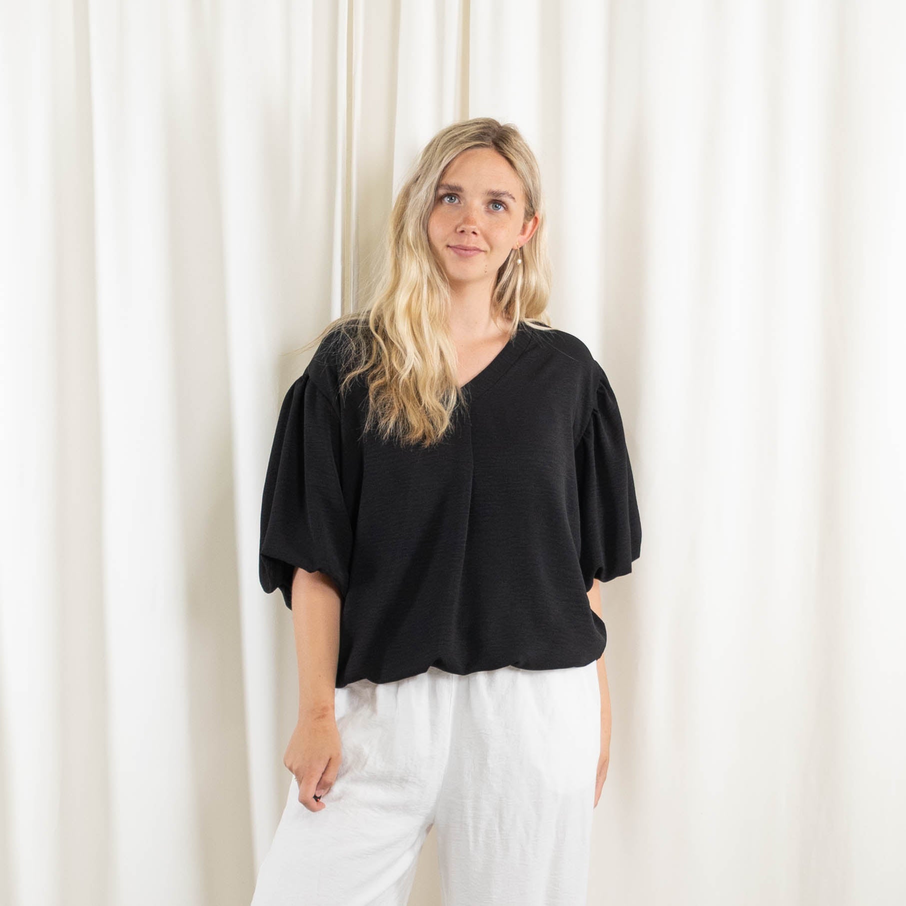 Samantha overdel, Sort