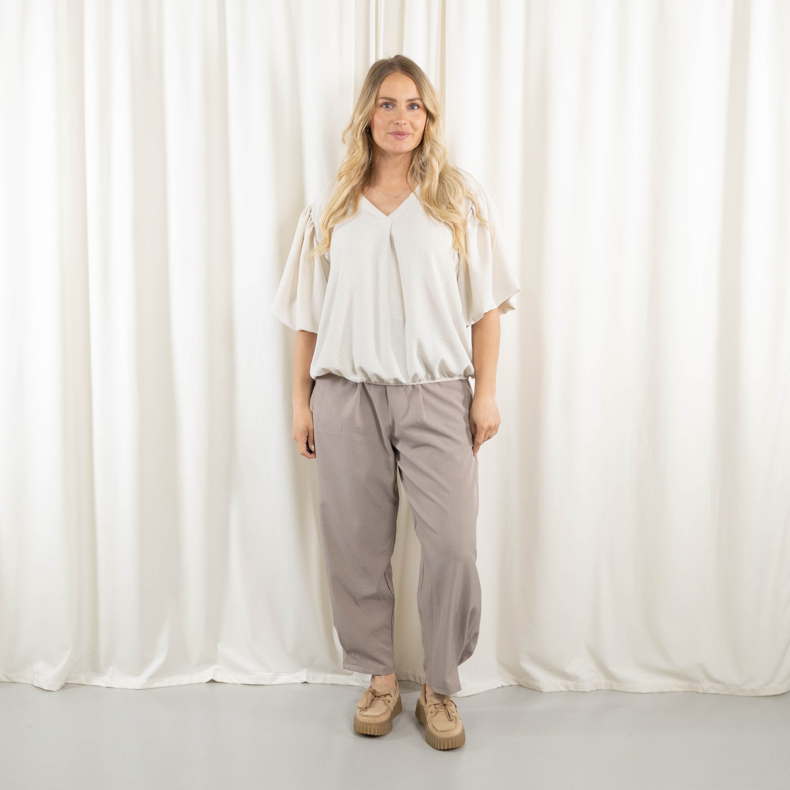 Samantha overdel, Beige