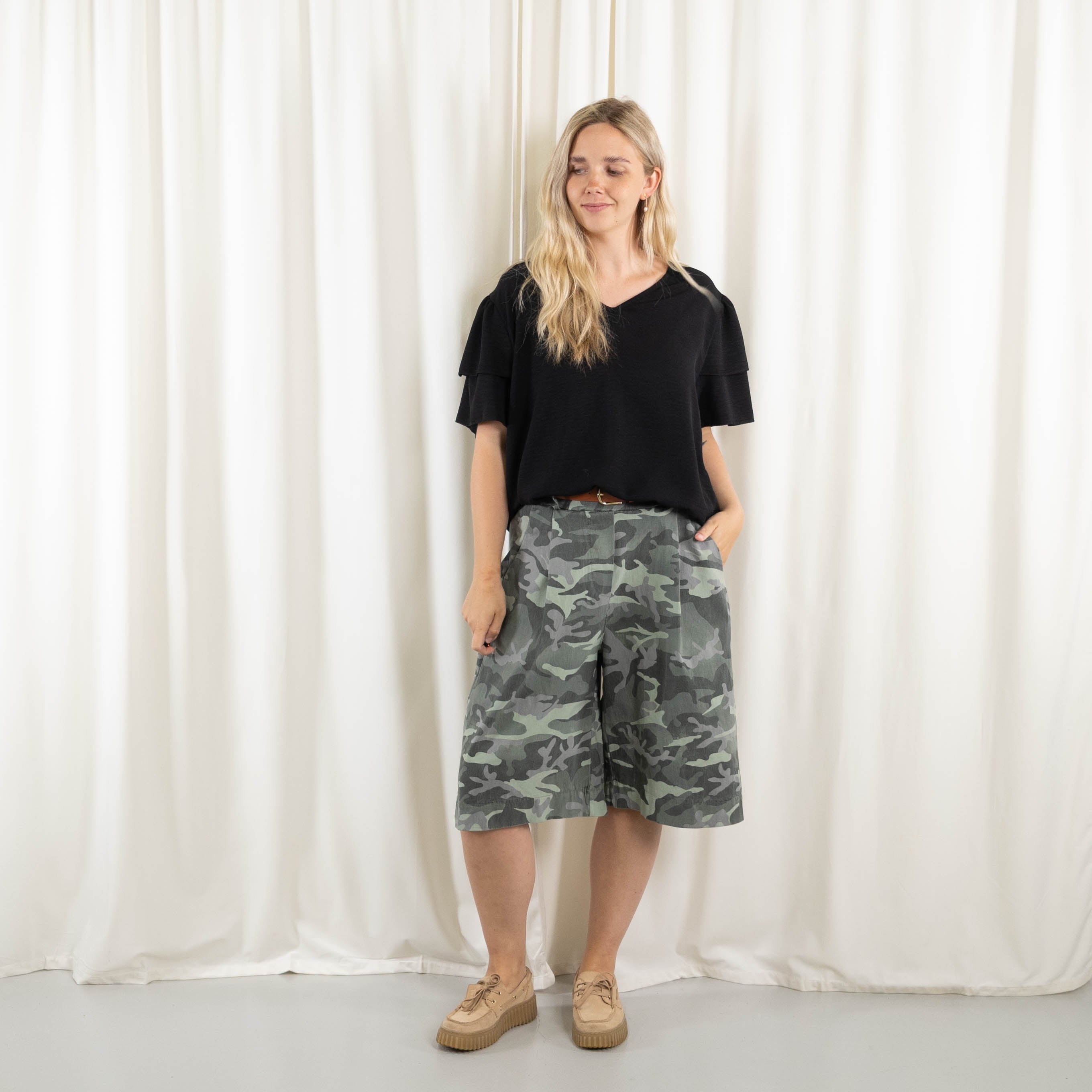 Drama shorts, Khaki