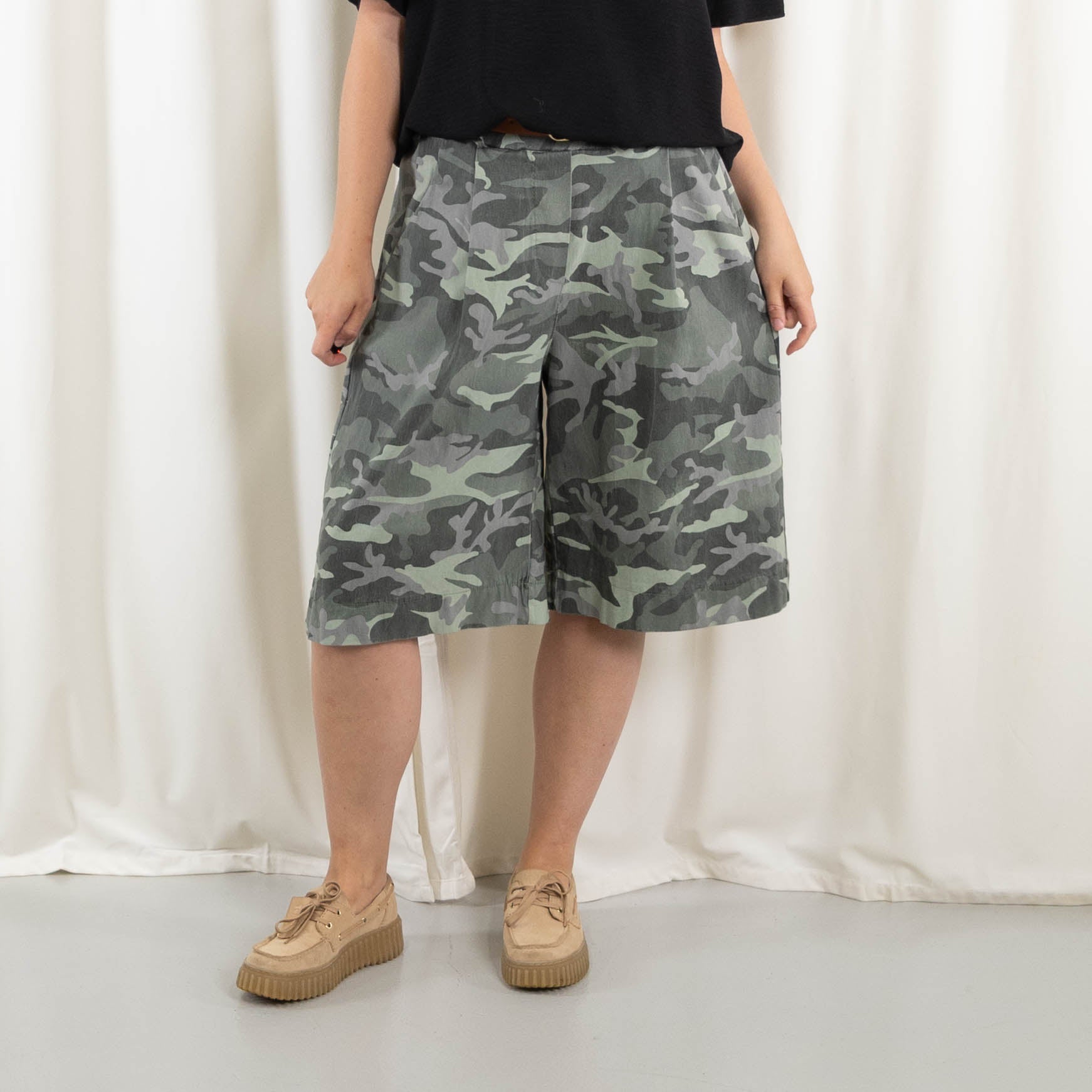 Drama shorts, Khaki