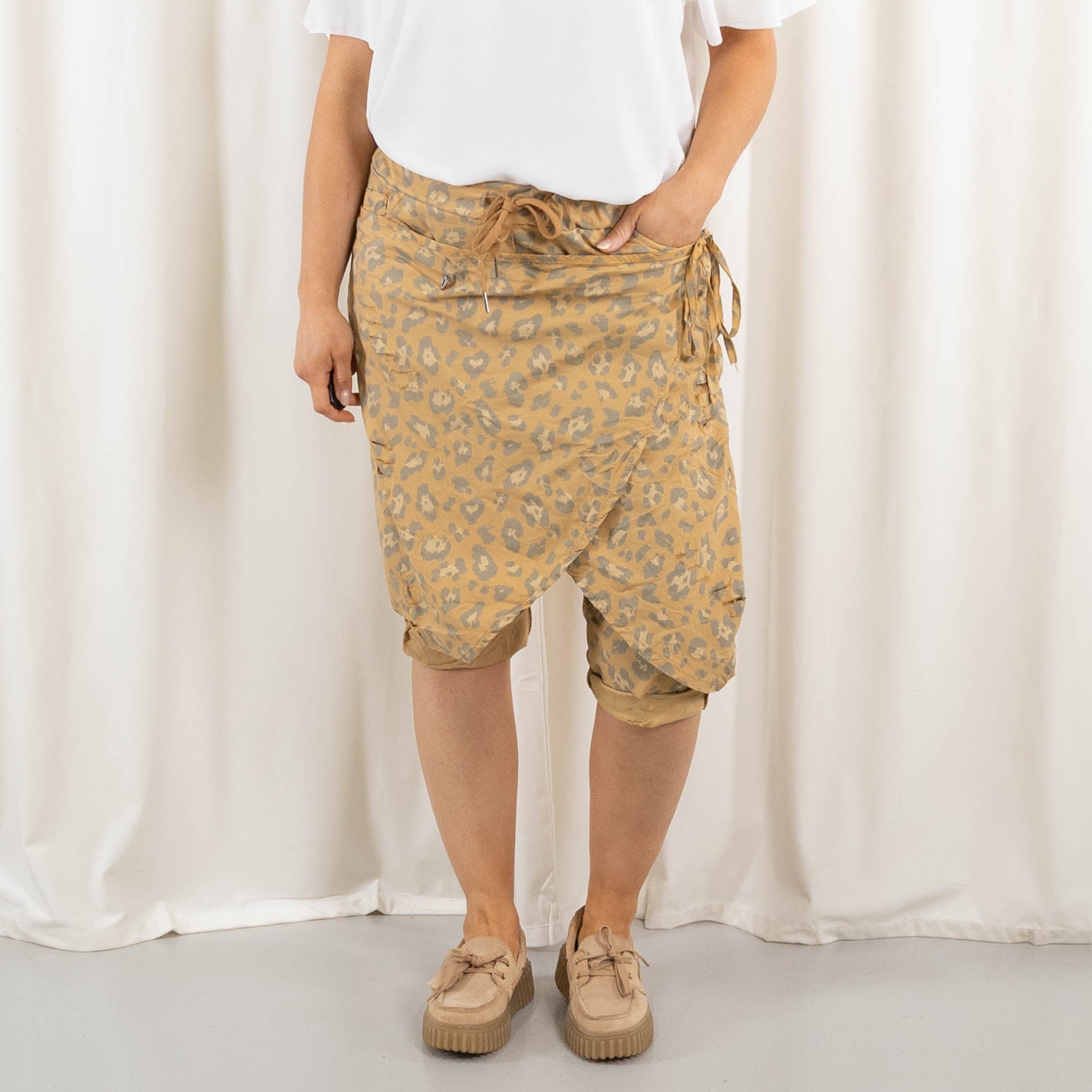 Carolyn shorts, Camel