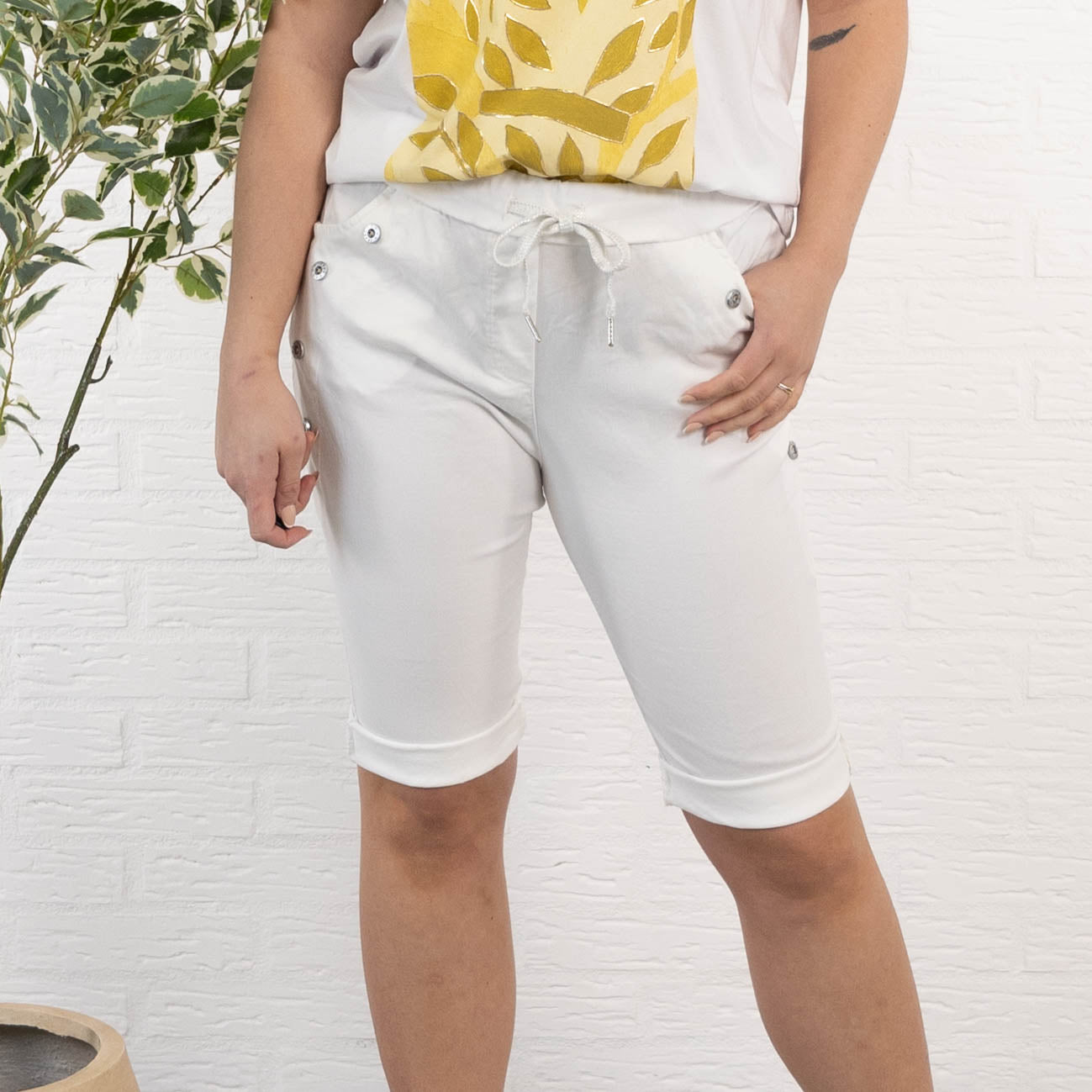 Ada shorts, Hvid