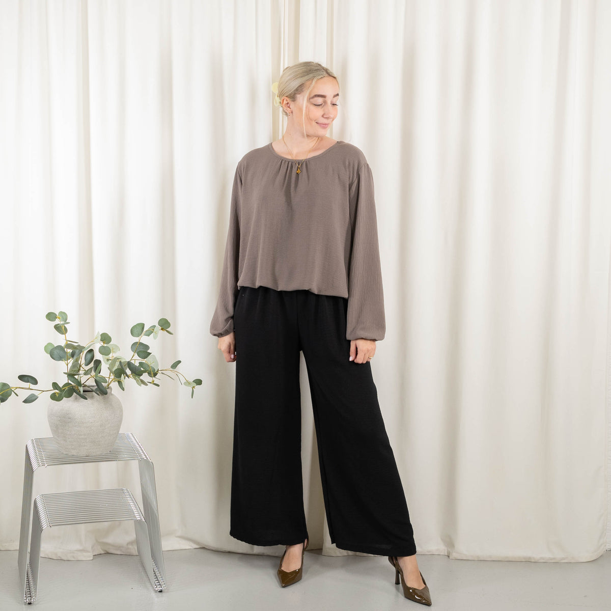 Katrin overdel, Taupe