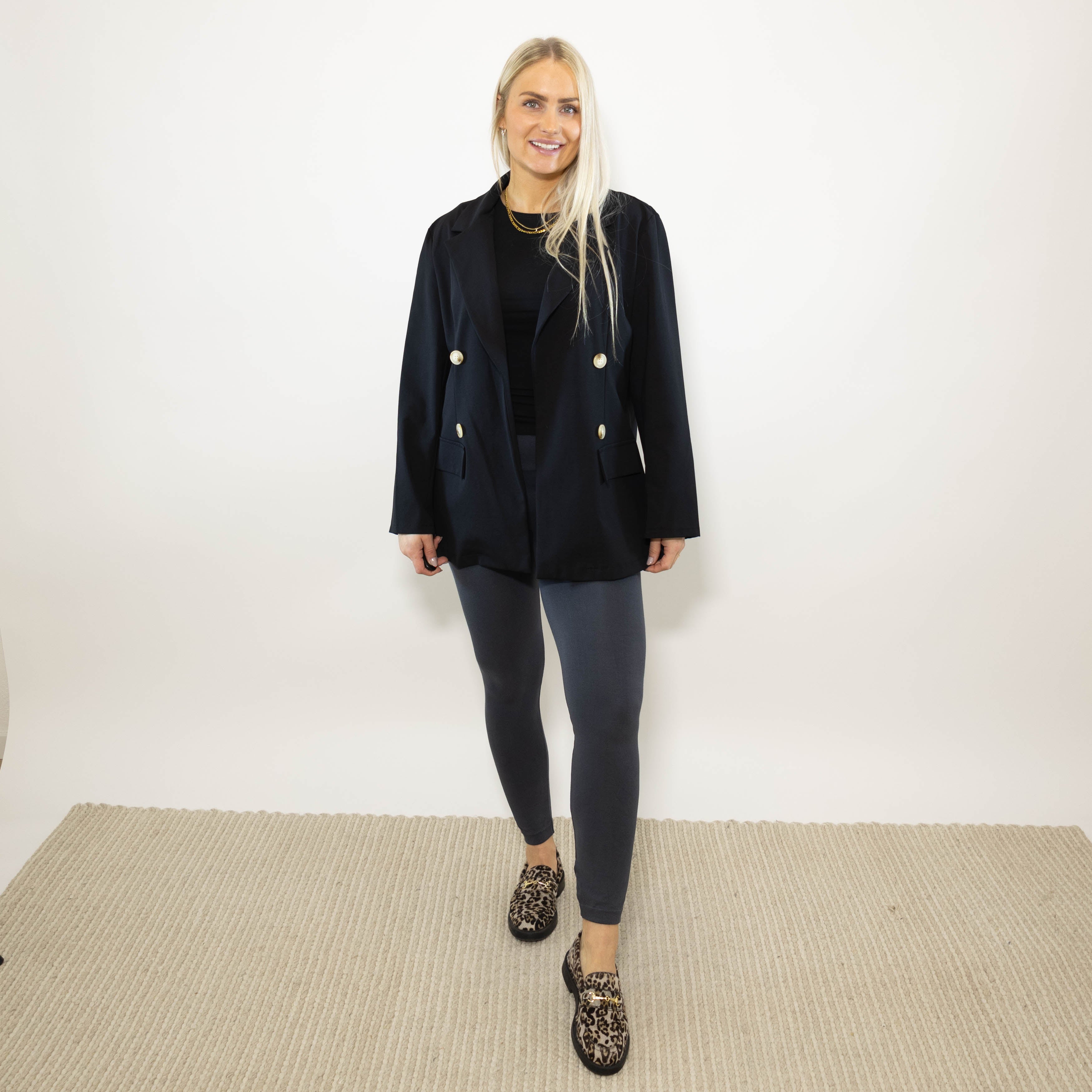 Karen blazer, Sort