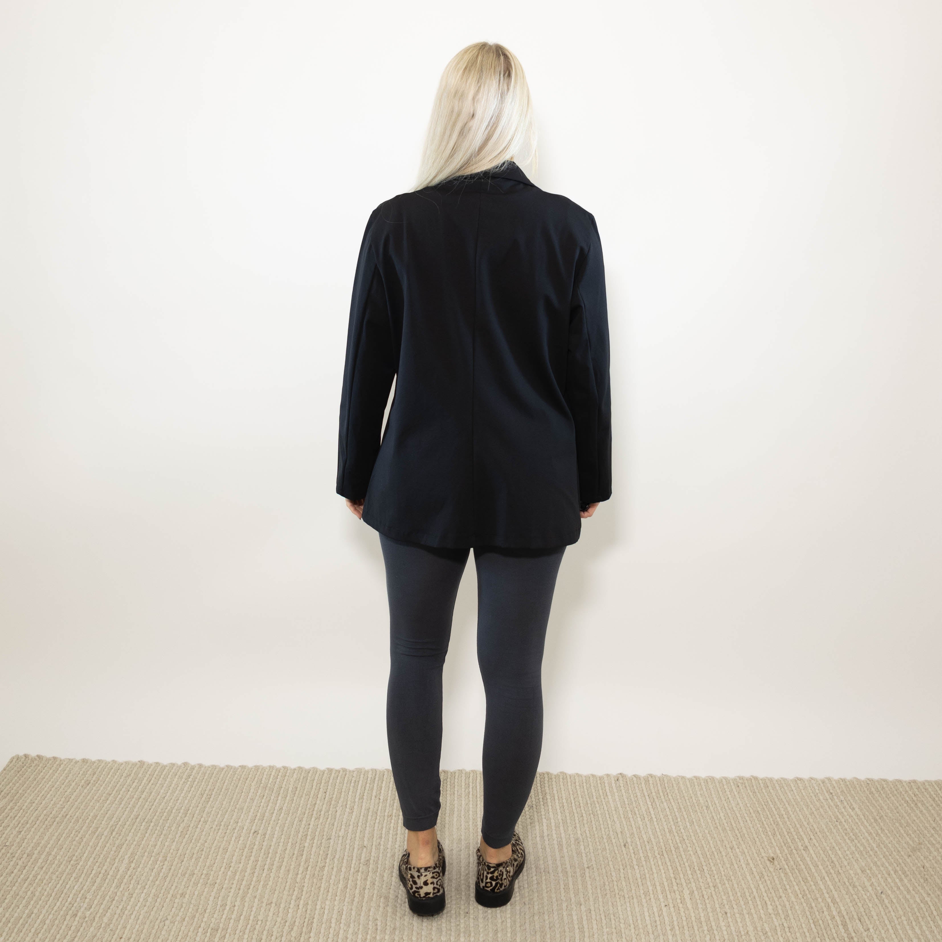 Karen blazer, Sort
