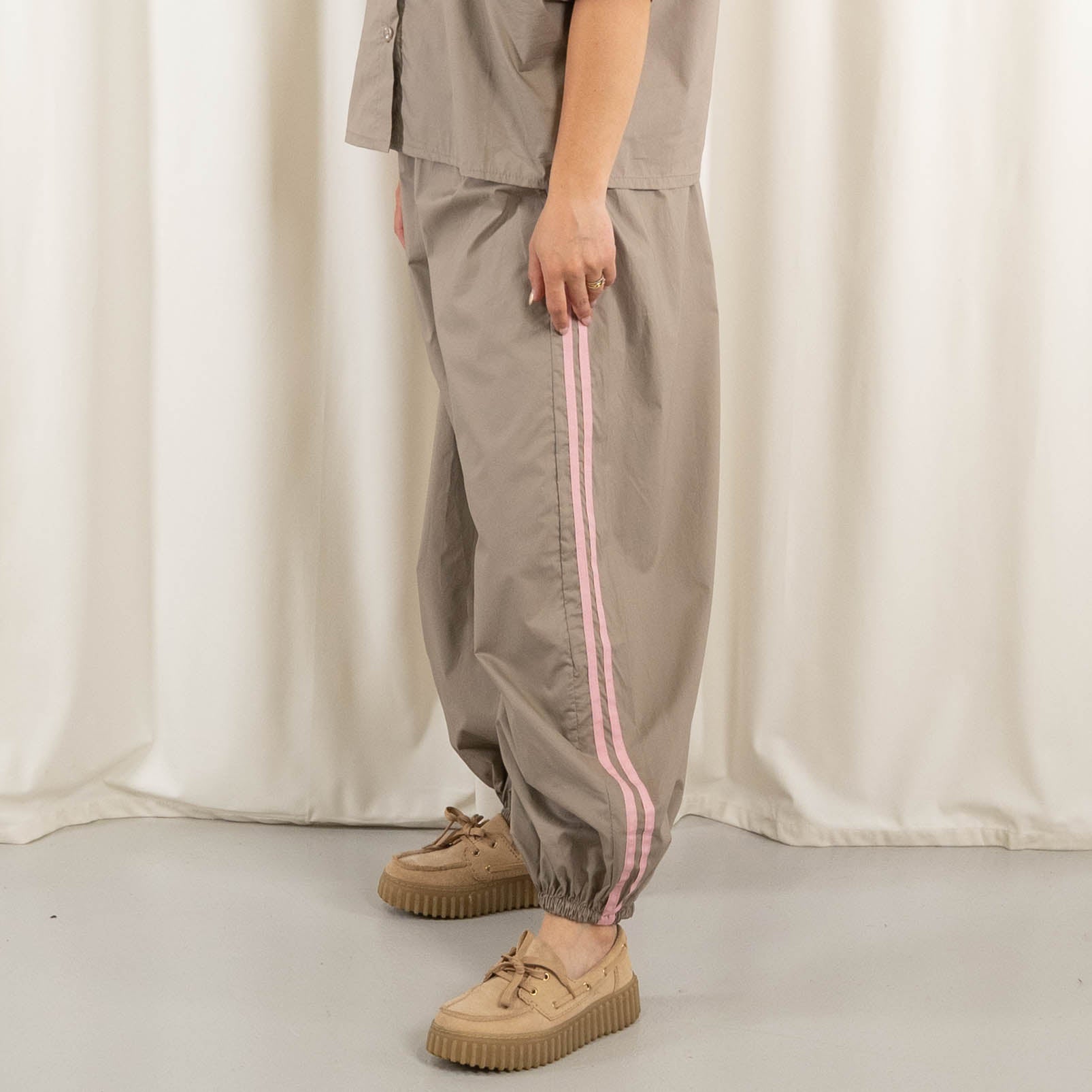 Vanta bukser, Taupe