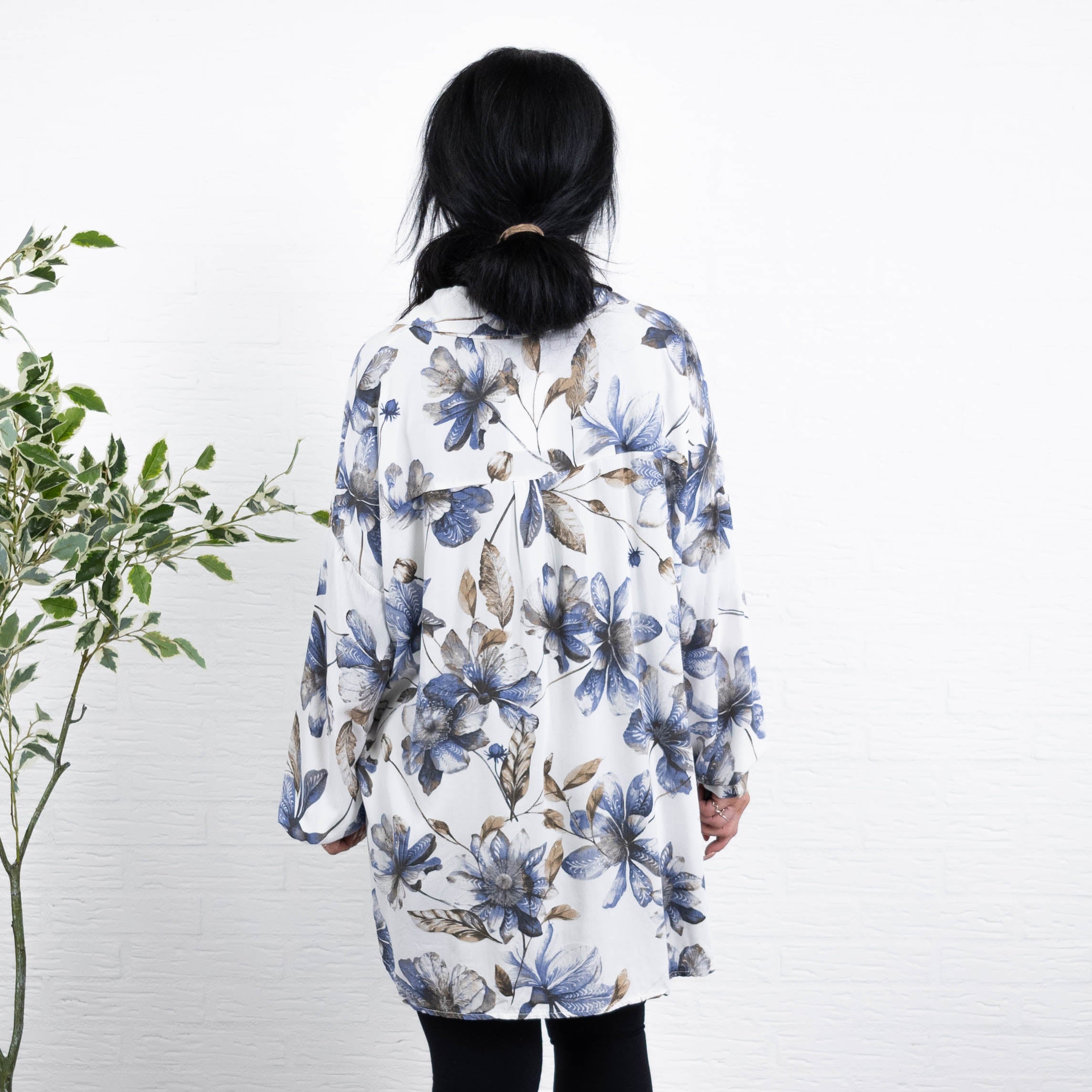 Nura skjorte, Råhvid