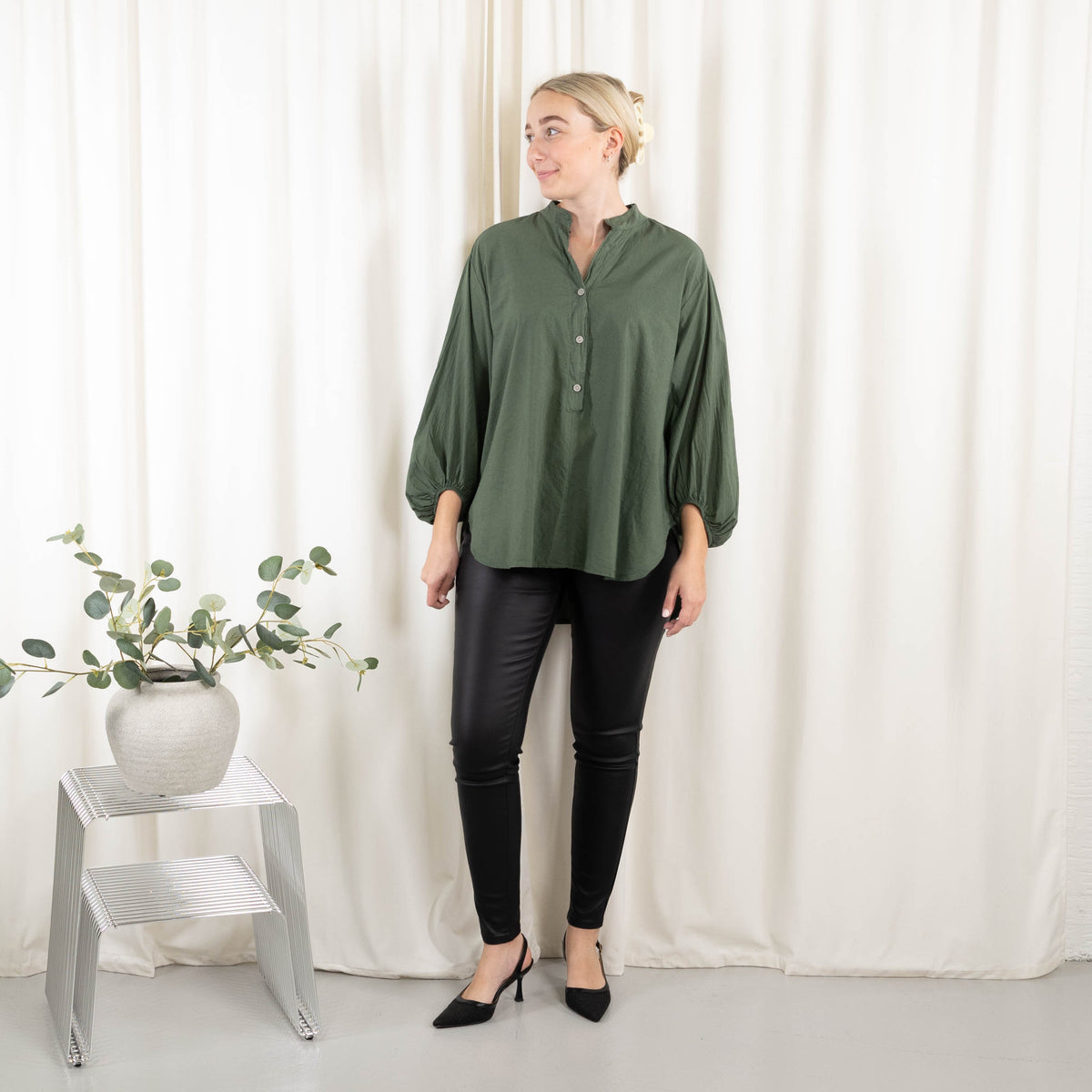 Juliet overdel, Khaki