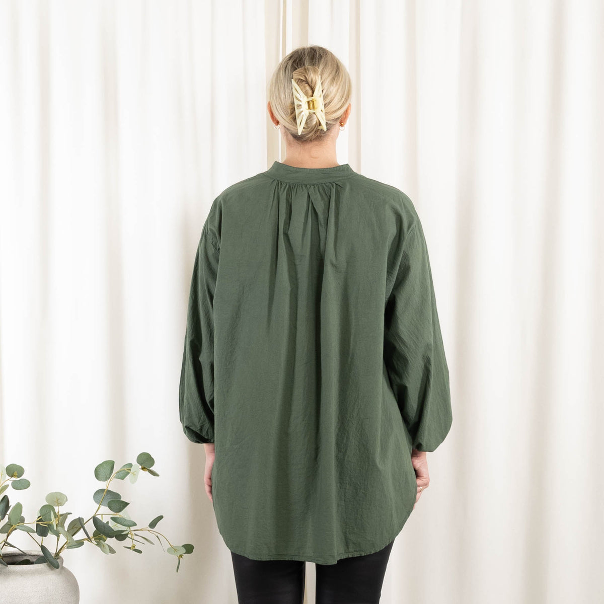 Juliet overdel, Khaki
