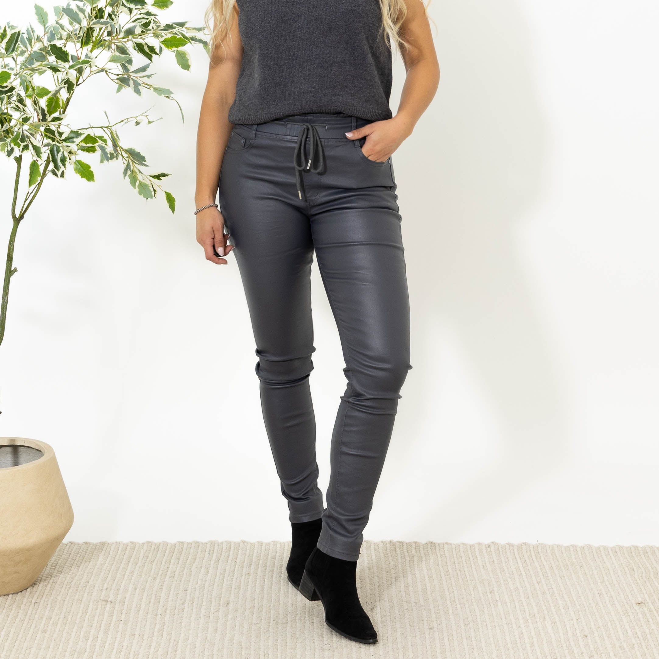 Gaby wetlook jeggings m. snørre, Mørkegrå