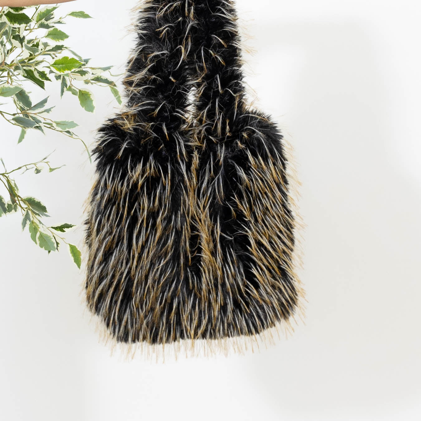 Furry taske, Sort