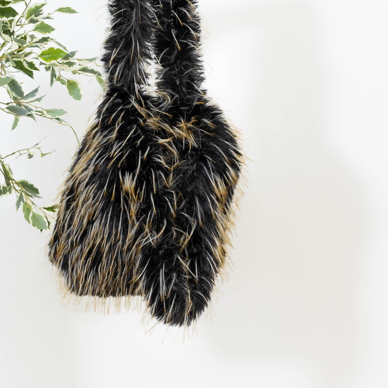 Furry taske, Sort