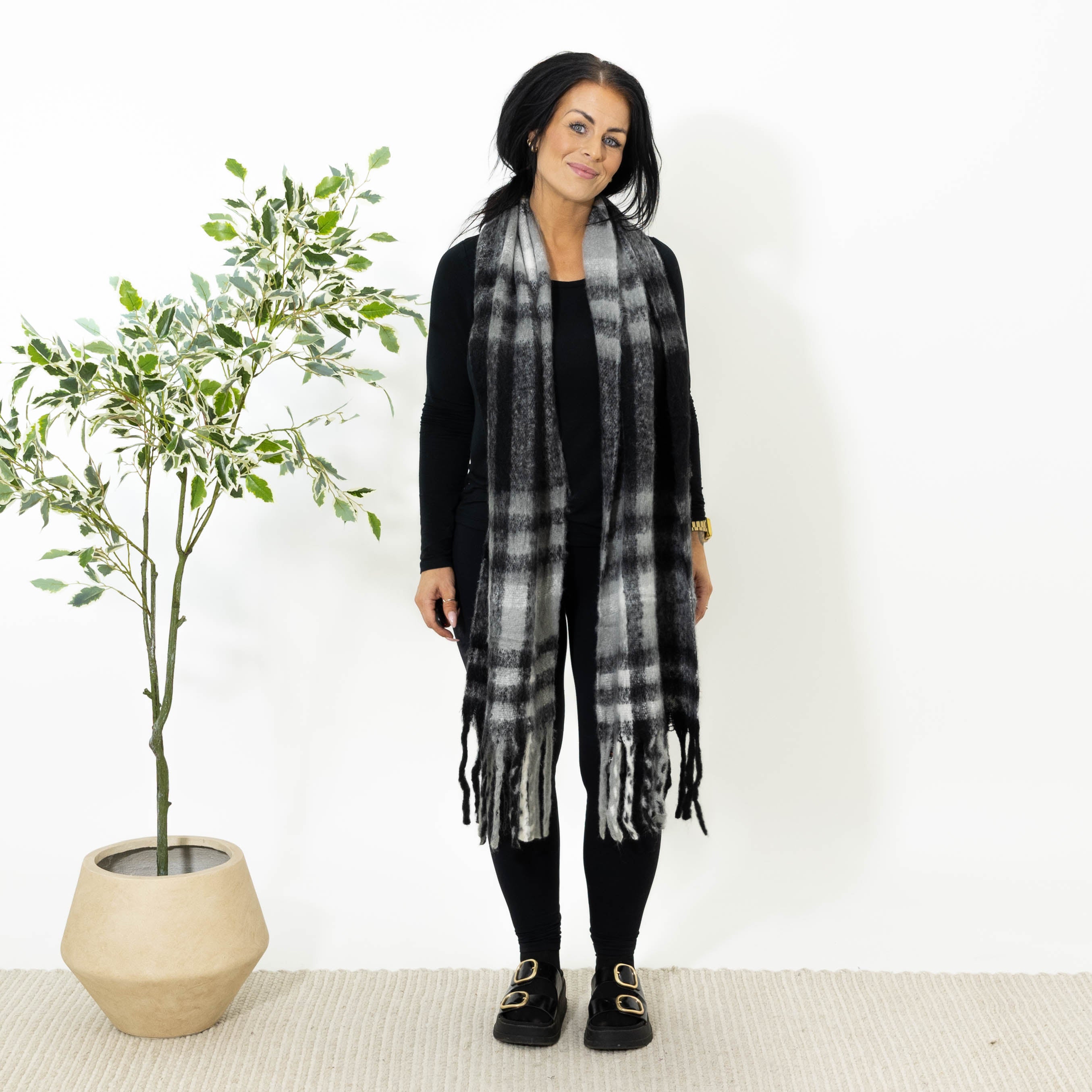 Lonnie tørklæde, Sort