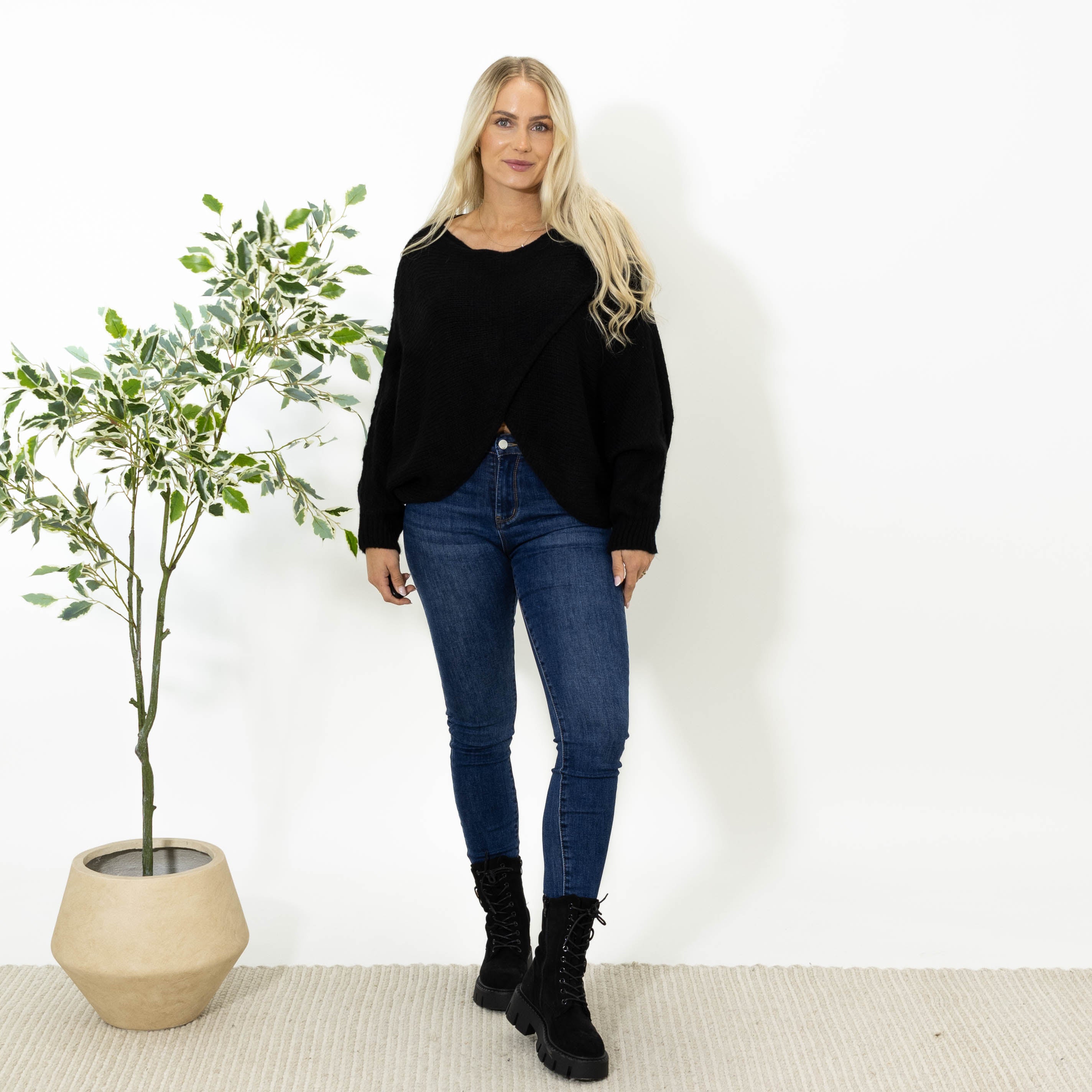 Antonia poncho, Sort