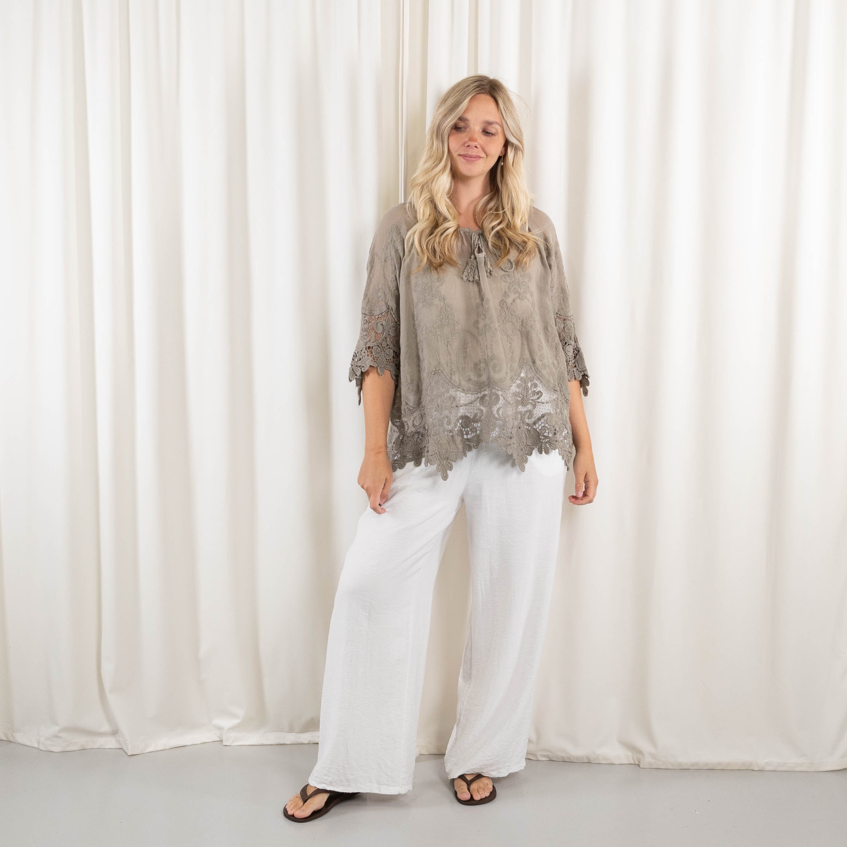 Gillian overdel, Taupe