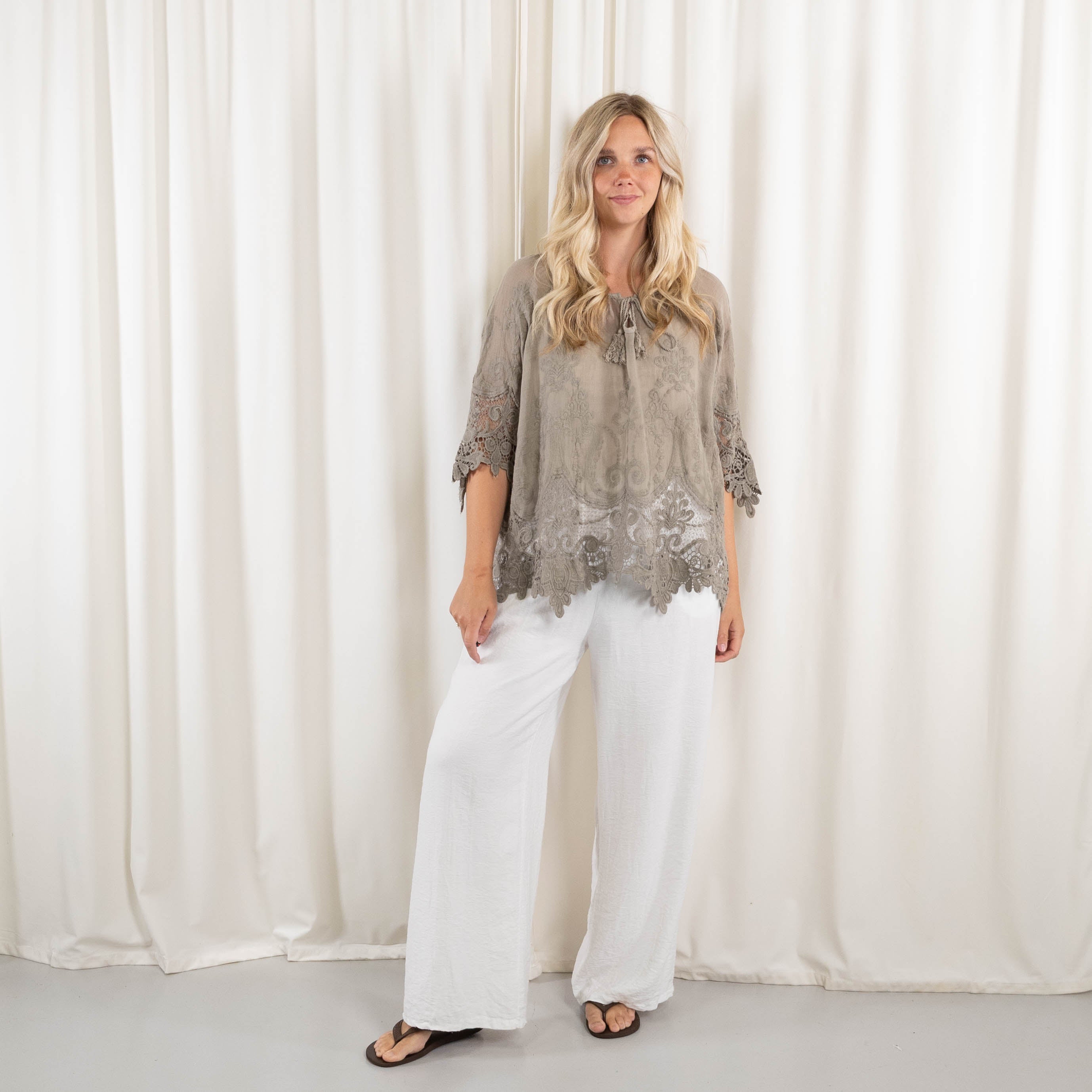 Gillian overdel, Taupe