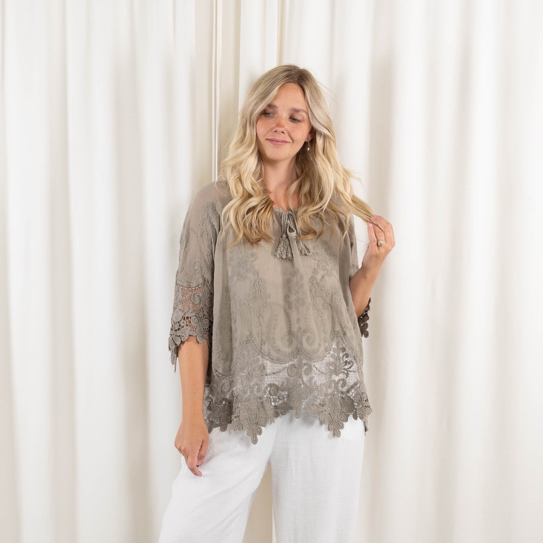 Gillian overdel, Taupe